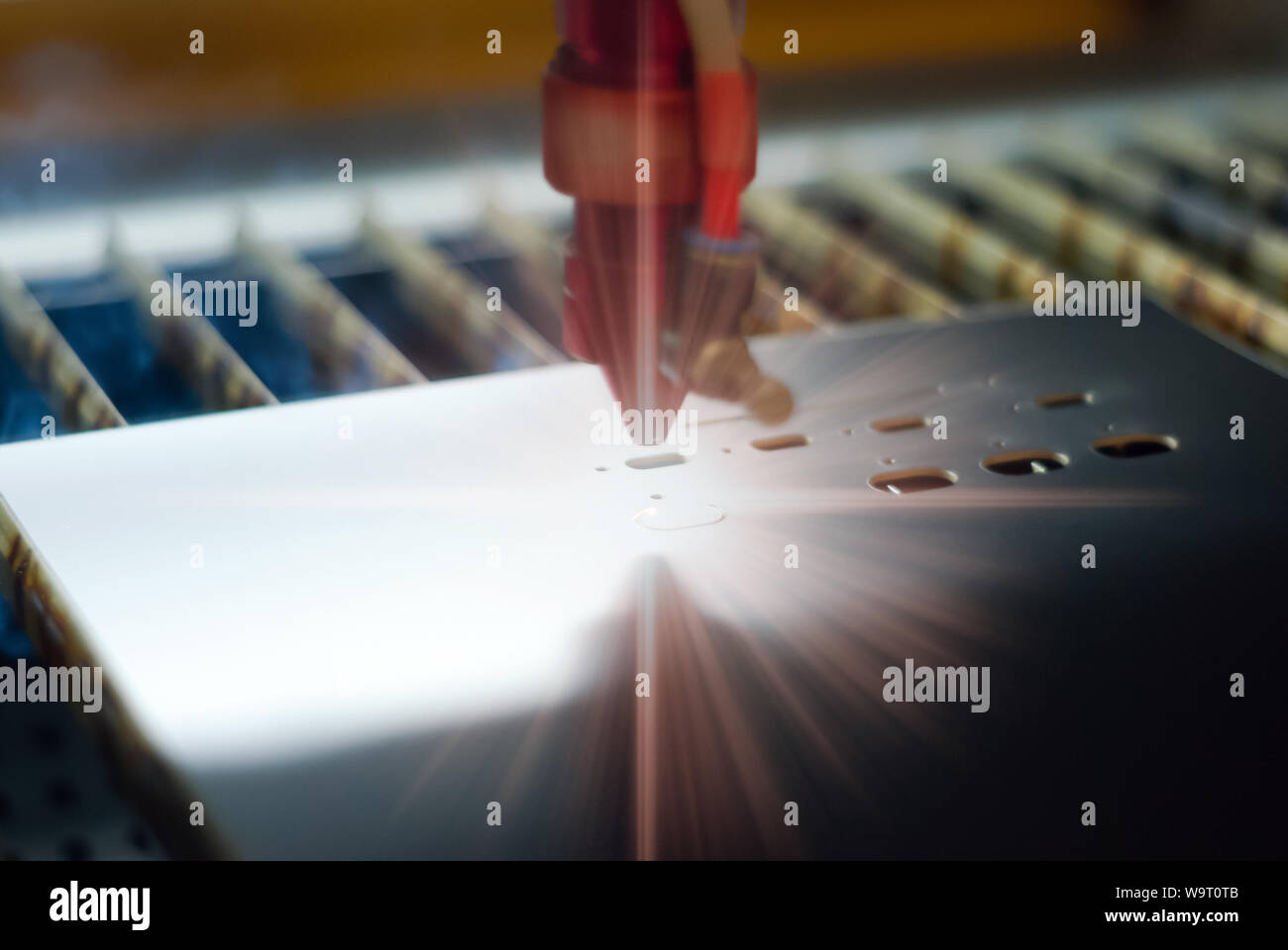 Stufe der Produktion von Leiterplatten - Laserschneiden im automatischen Modus, Nahaufnahme, verschwommenen Hintergrund Stockfoto