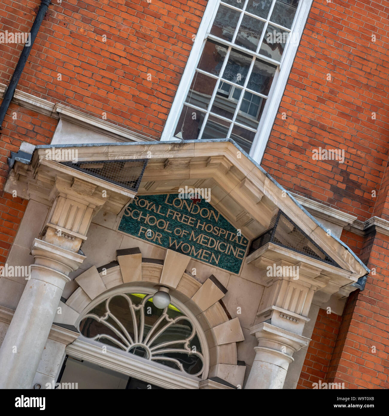 LONDON, Großbritannien - 26. JULI 2018: Unterschreiben Sie über dem Royal Free Hospital School of Medicine for Women Building in Hunter Street Stockfoto