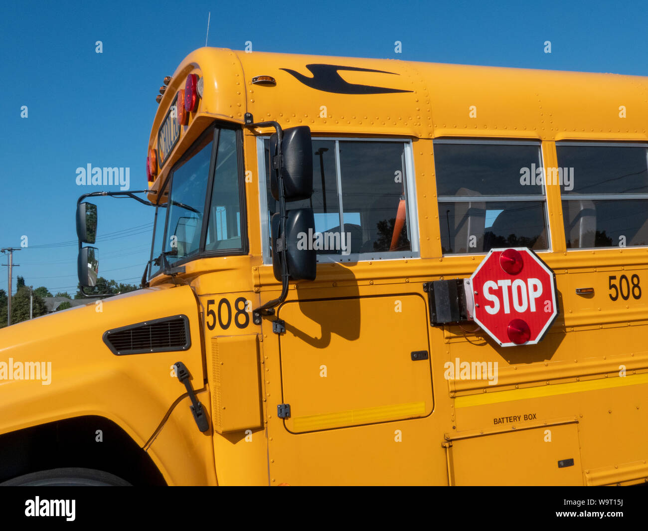 Schulbusse auf dem Grundstück geparkt. Stockfoto