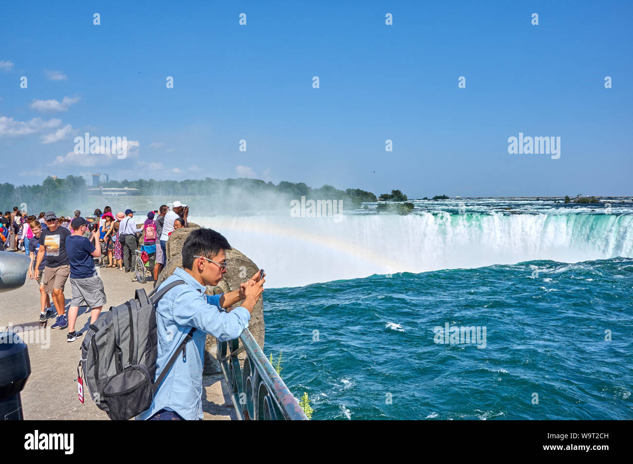 NIAGARA FALLS, Kanada - 25. JULI 2019: Leute, die selfie über Niagara Falls an einem schönen, sonnigen Tag. Kanadische anzeigen. Niagara Falls sind drei Stockfoto