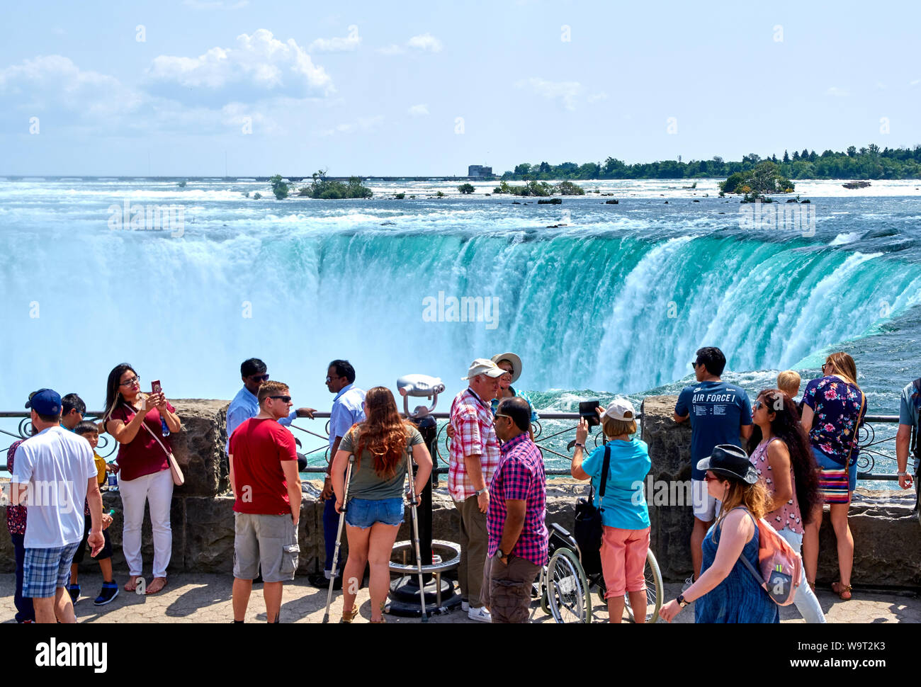 NIAGARA FALLS, Kanada - 25. JULI 2019: Leute, die selfie über Niagara Falls an einem schönen, sonnigen Tag. Kanadische anzeigen. Niagara Falls sind drei Stockfoto