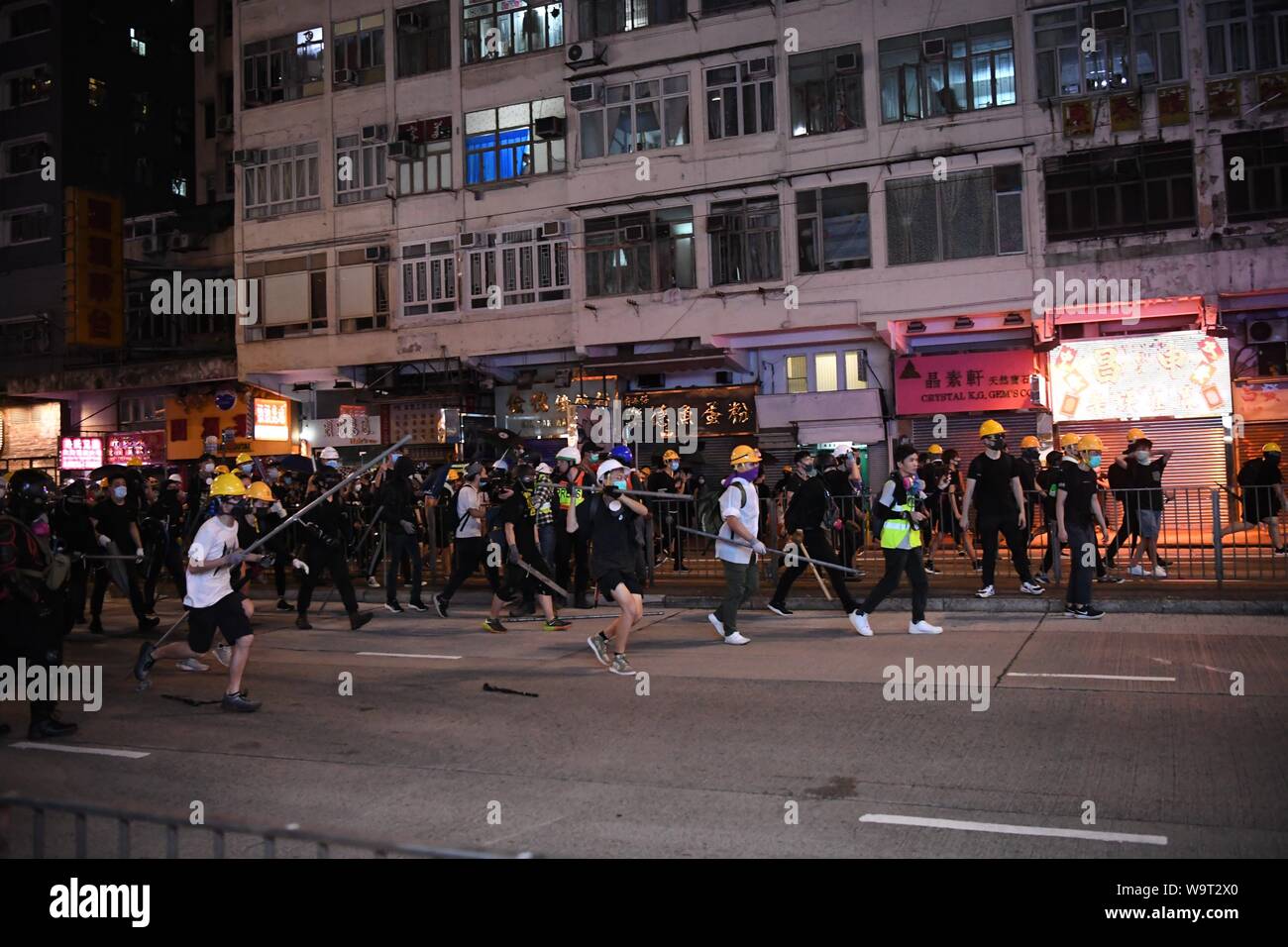 (190815) - HONGKONG, 15 August, 2019 (Xinhua) - gewalttätige Radikale gehen nach einem Polizeifahrzeug in North Point, South China Hong Hong, Aug 5, 2019. Zwei Monate auf, der Eskalation der Gewalt in Hongkong hat einen schweren Tribut von der sozialen Ordnung. Gewalttätige radikale verpflichtet, Vandalismus, blockiert der Fahrspuren, belästigt urbanen Pendler und Brände an. Viele haben sich für eine Bremse auf die krasse Gewalt und für die Ordnung wiederhergestellt werden. (Xinhua) Stockfoto