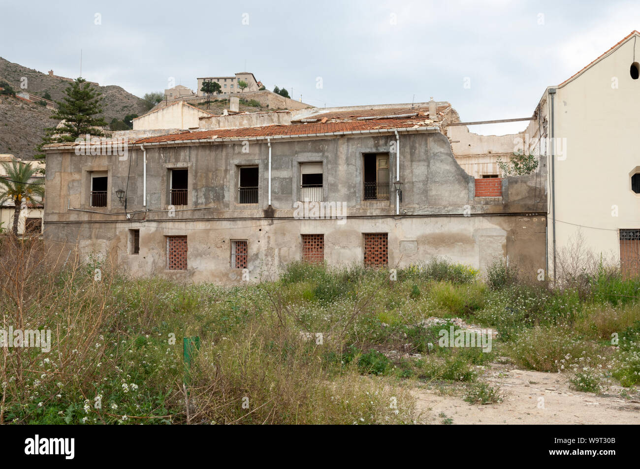 Das alte Krankenhaus in der Stadt Orihuela, Spanien im Jahr 2010, für den Abriss vorgesehen. Stockfoto