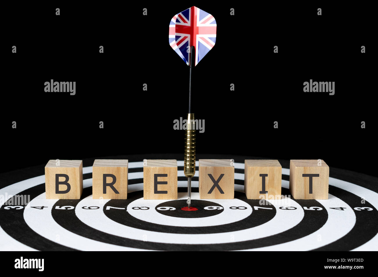 Flagge der Britischen dart Pfeil schlagen in der Mitte der Dartscheibe mit Text "BREXIT'. Stockfoto