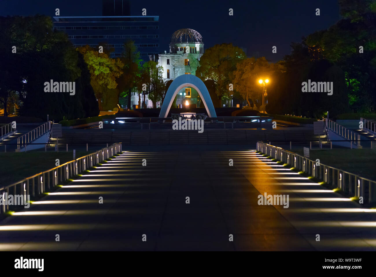 Hiroshima, Japan - 26 April 2014: Blick auf das Ehrenmal Denkmal vor dem Hiroshima Peace Memorial Park in Frieden Stockfoto