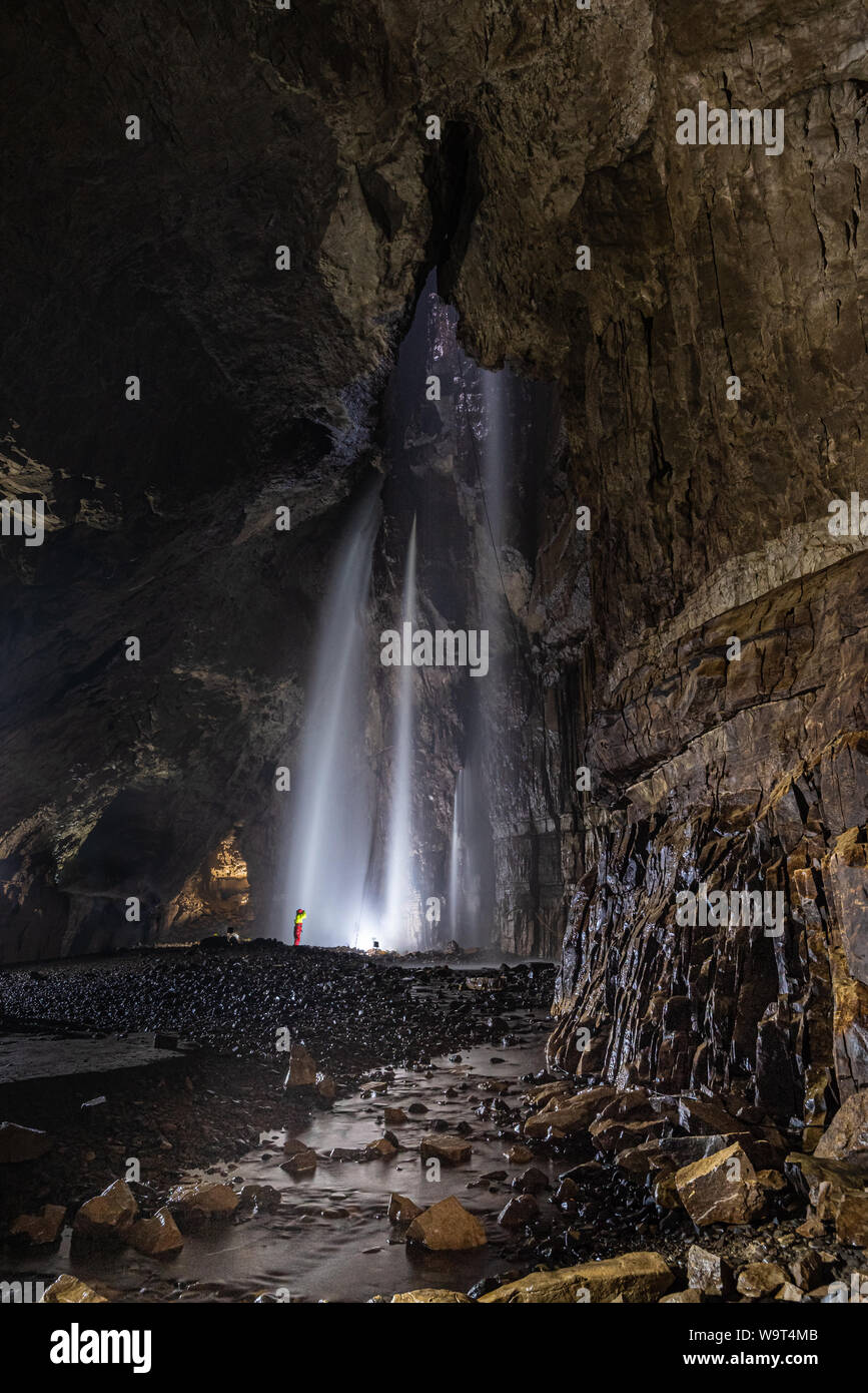 In klaffende Gill in Yorkshire, einer der größten unterirdischen Kammern des Vereinigten Königreichs, die durch ein Schlagloch 98 m (322 ft) tief zugegriffen wird Stockfoto