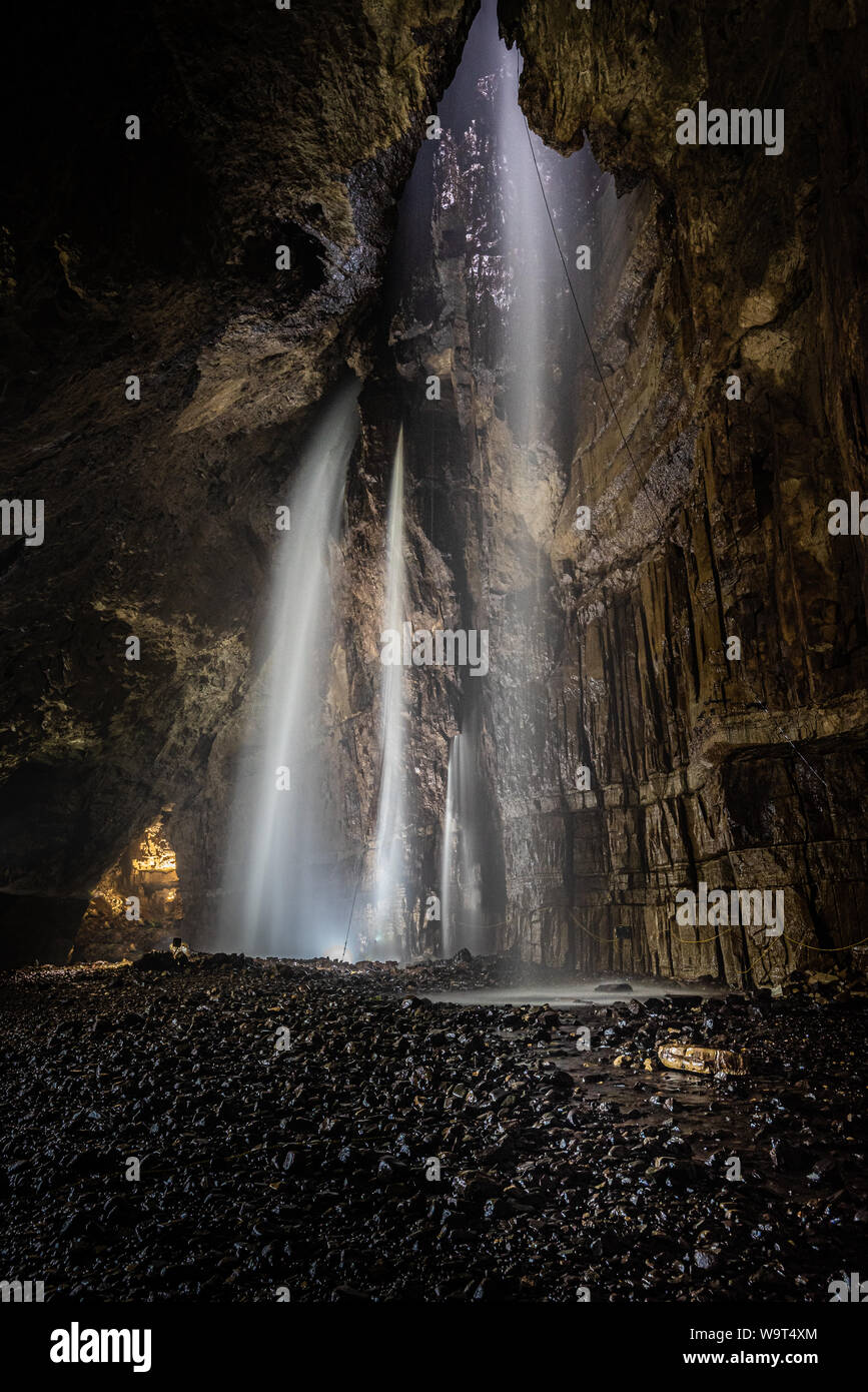 In klaffende Gill in Yorkshire, einer der größten unterirdischen Kammern des Vereinigten Königreichs, die durch ein Schlagloch 98 m (322 ft) tief zugegriffen wird Stockfoto