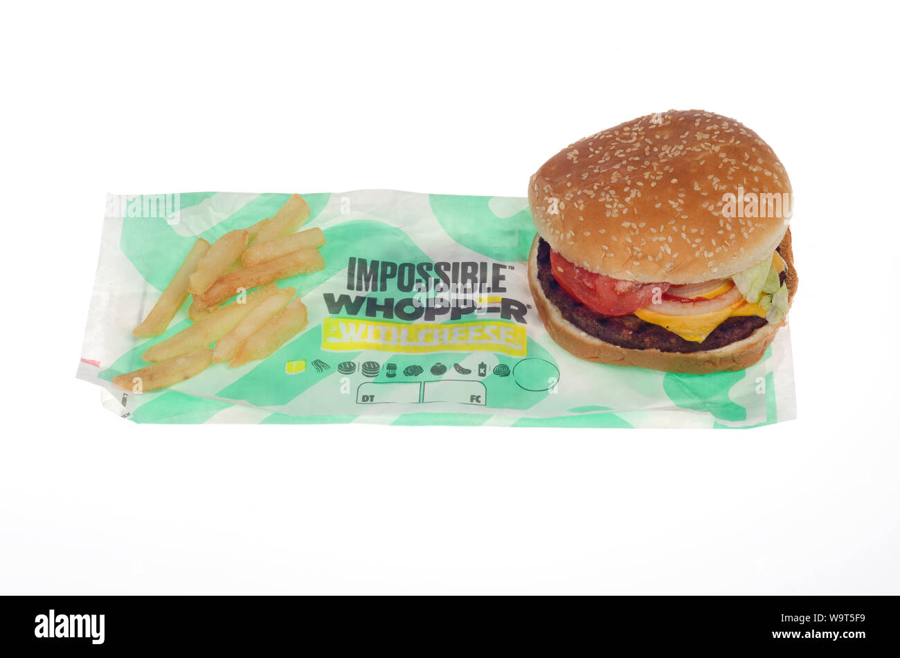 Burger King unmöglich Whopper mit Käse und Pommes frites auf der Verpackung. Eine vegetarische, auf pflanzlicher Basis, Fleisch gratis Sandwich Stockfoto