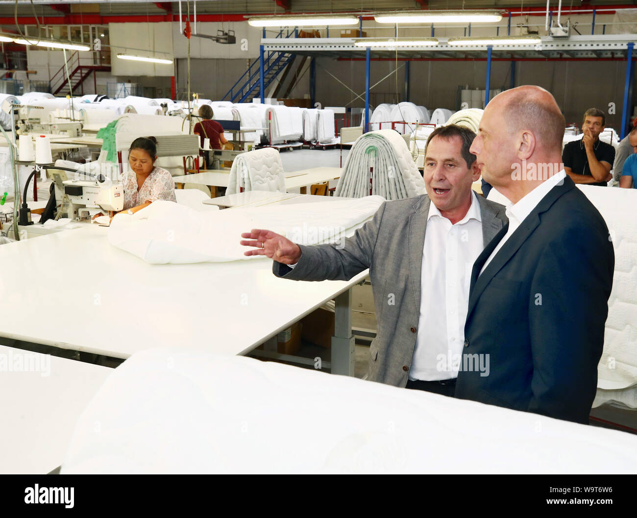 Weida, Deutschland. 15 Aug, 2019. Wolfgang Tiefensee (SPD, r), Thüringens  Minister für wirtschaftliche Angelegenheiten, besucht die Breckle Matratze  Pflanze und wird von Gerd Breckle begleitet, Geschäftsführer der Breckle  Matratzenwerk Weida GmbH. Credit: