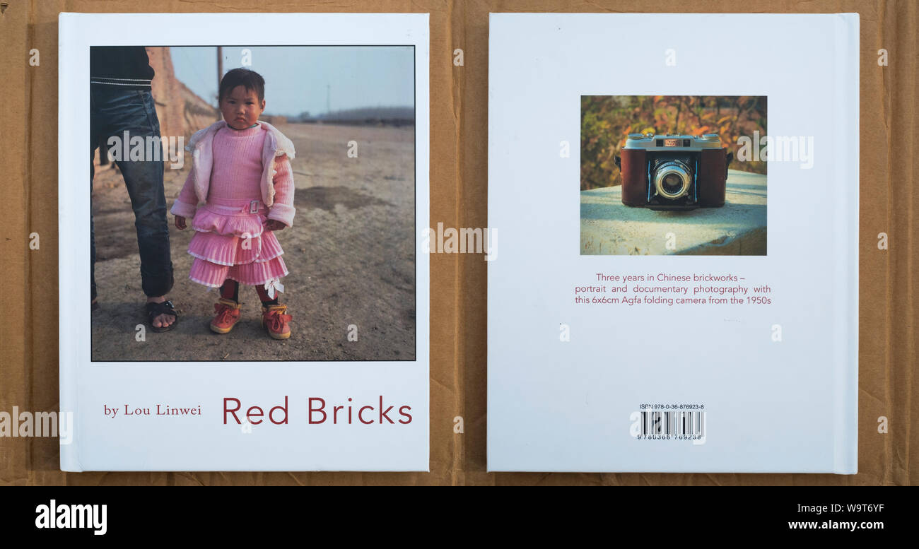 Rote Ziegelsteine, ein Buch von Lou Http://bit.ly/red-bricks Linwei. Stockfoto