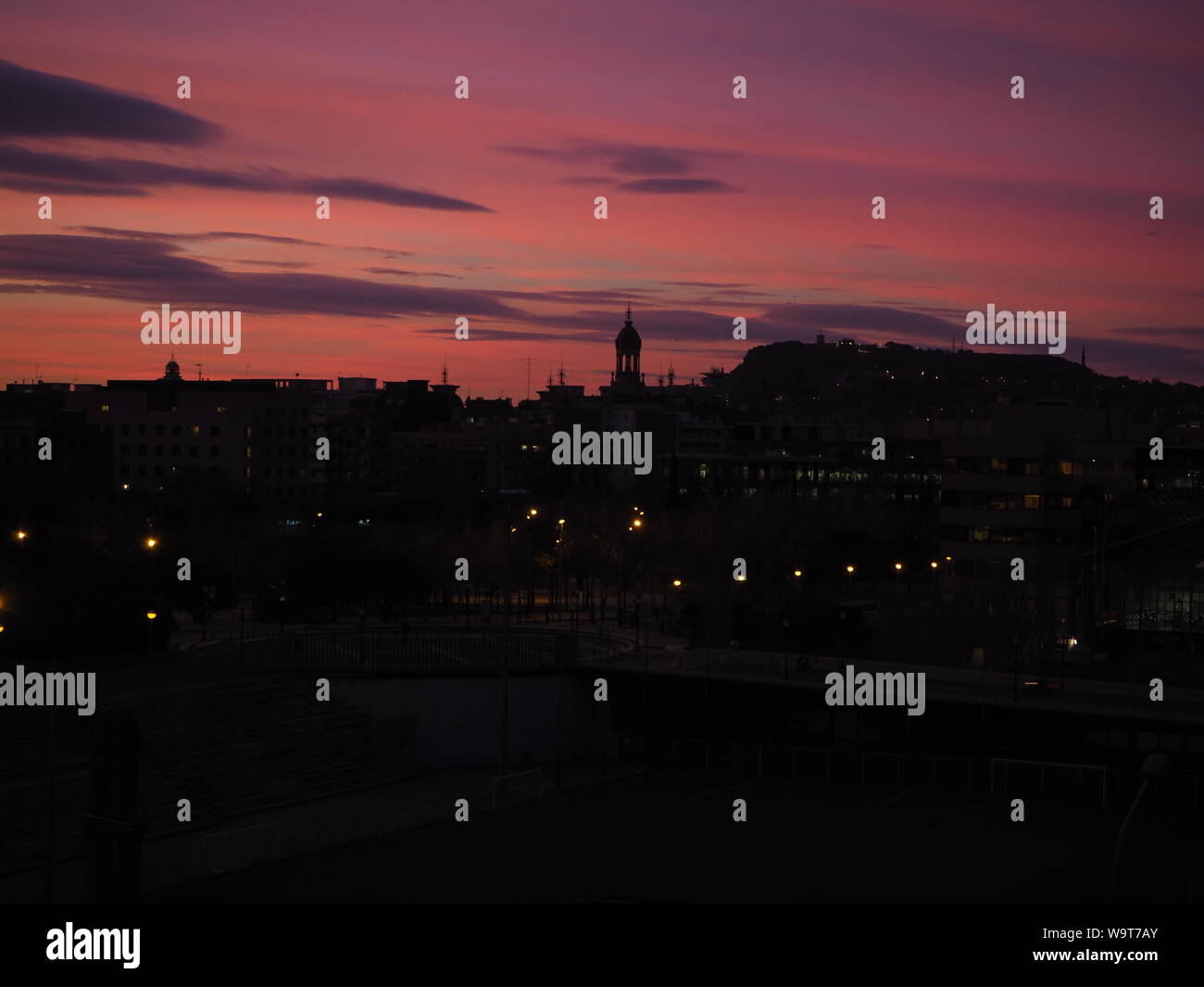 Sonnenuntergang mit Blick auf den Tibidabo in Barcelona. Stockfoto
