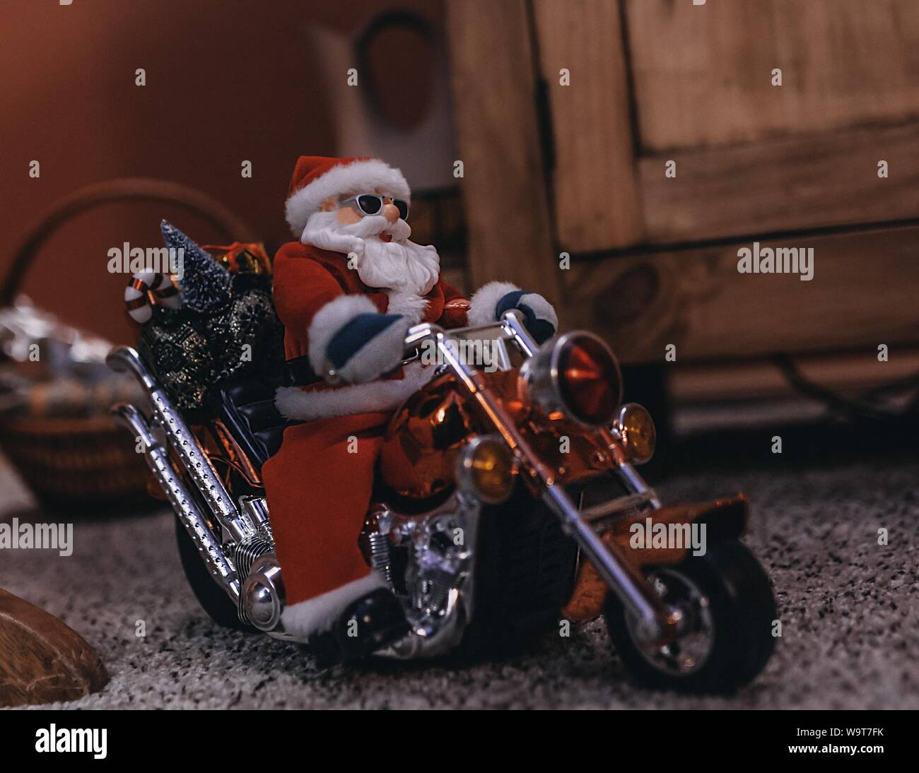 Nahaufnahme einer Weihnachtsmann-Figur auf einem Motorrad Stockfoto