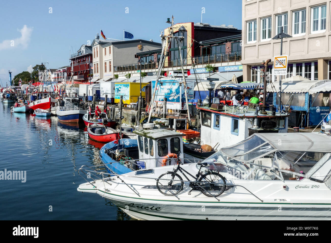 Boote liegen im Warnemünder Hafen, Alter Strom, Rostock Stockfoto