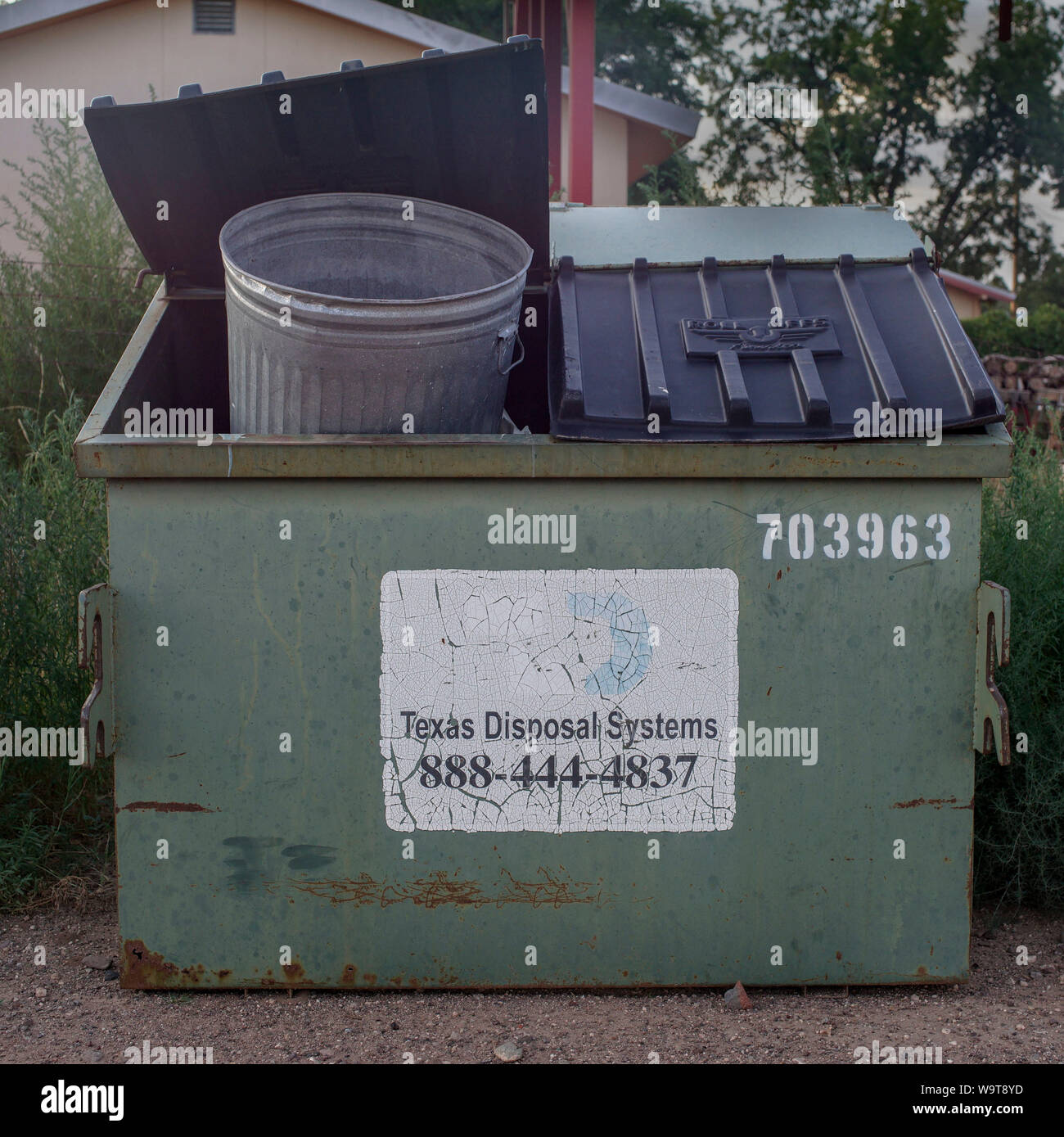 Überquellenden Müllcontainer in einer Straße von Alpine, Texas Stockfoto