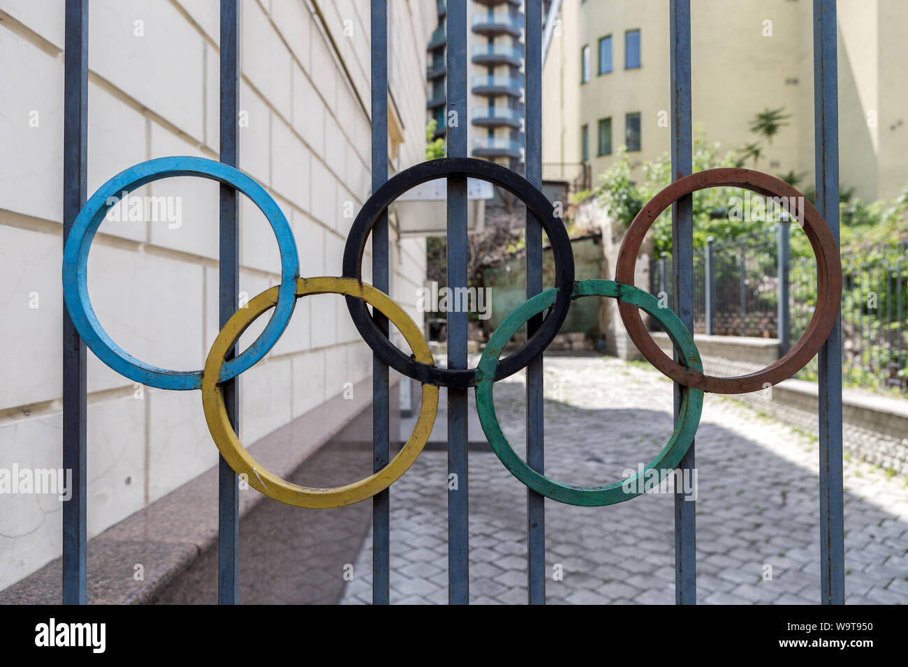 Olympischen Insignien auf Tor, von den Olympischen Spielen in Moskau 1980, offiziell als die Spiele der XXII Olympiade, Chisinau, Moldawien bekannt Stockfoto