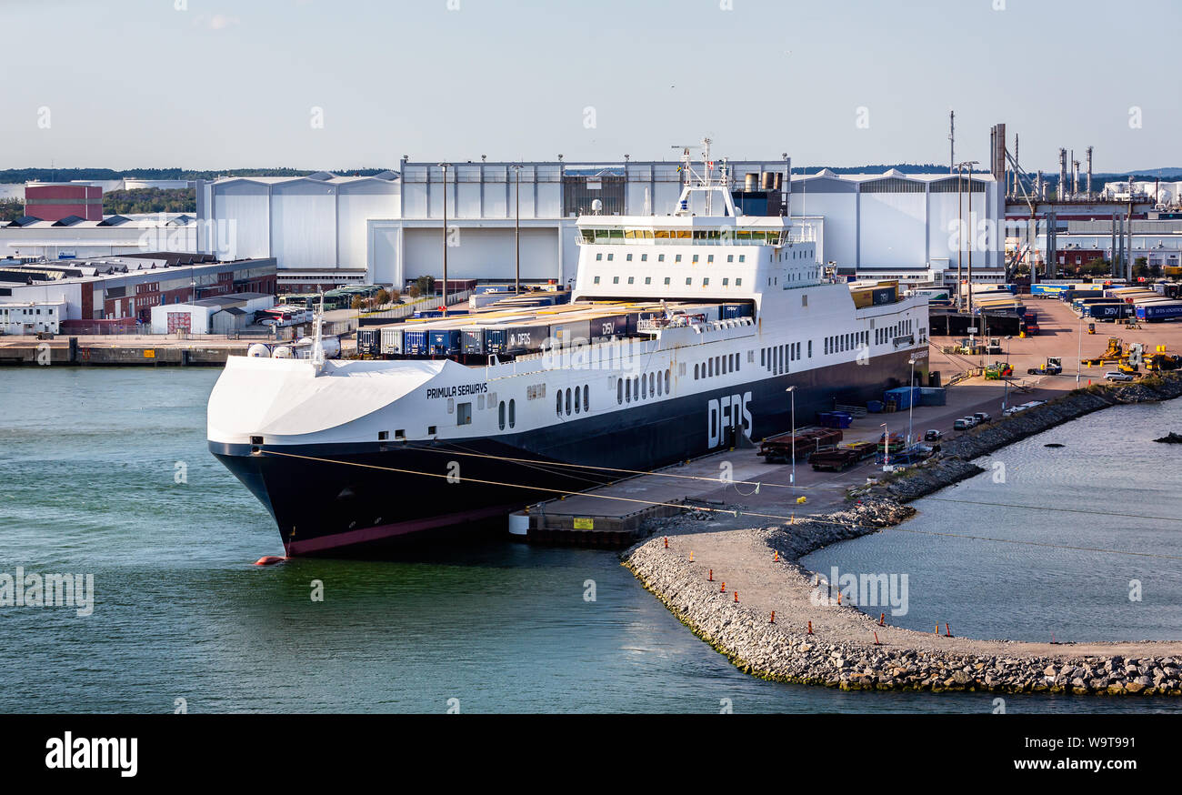 Containerschiff mit offenem Deck voller Behälter in Göteborg, Schweden angedockt am 26. Juli 2019 Stockfoto