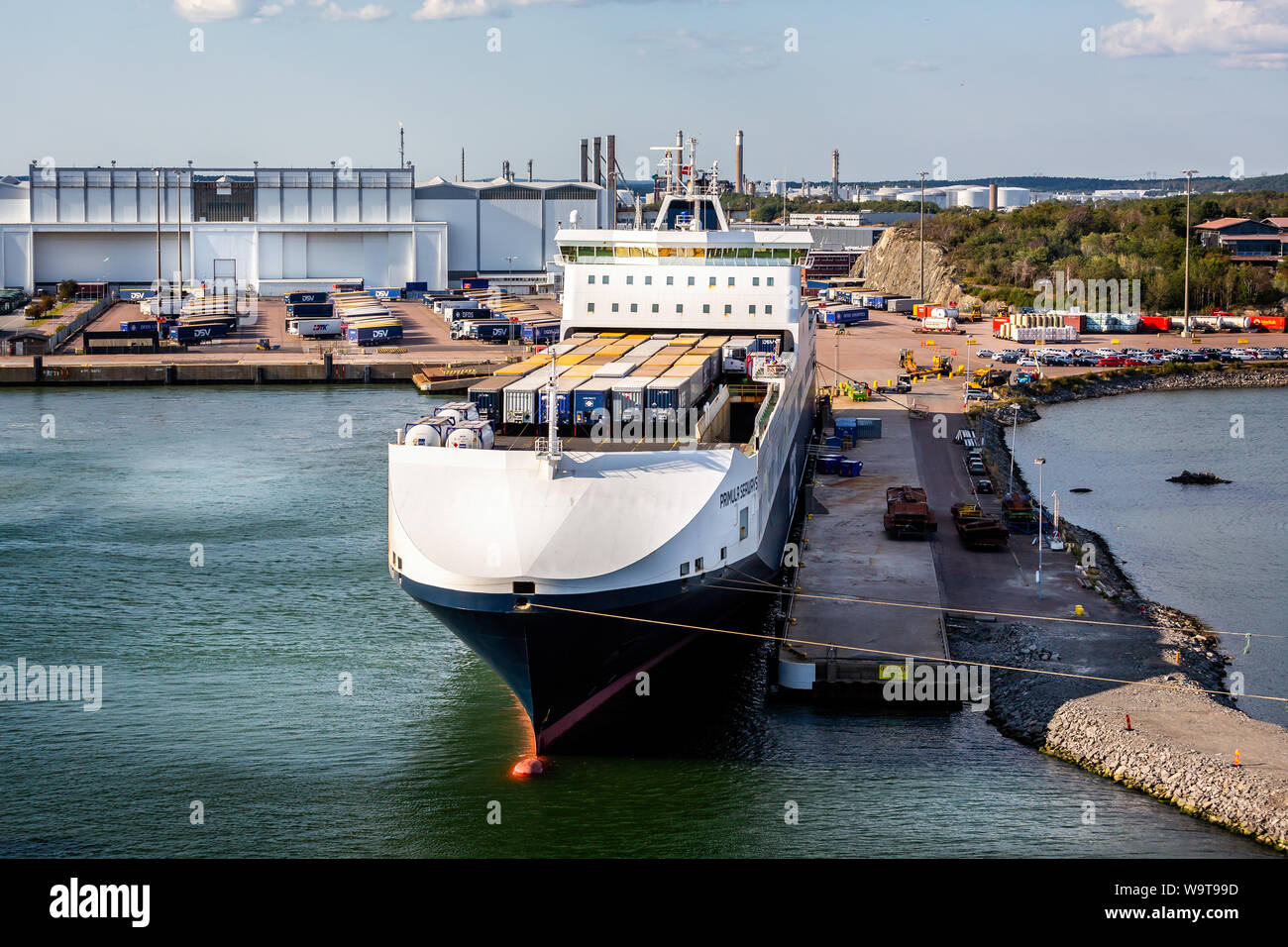 Containerschiff mit offenem Deck voller Behälter in Göteborg, Schweden angedockt am 26. Juli 2019 Stockfoto