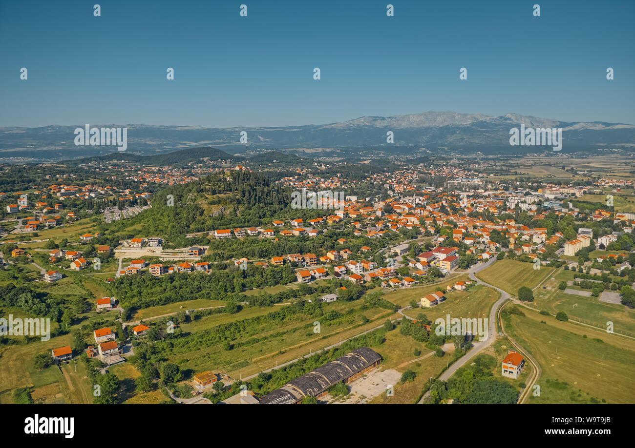 Sinj Panoramablick Luftaufnahme Stockfoto