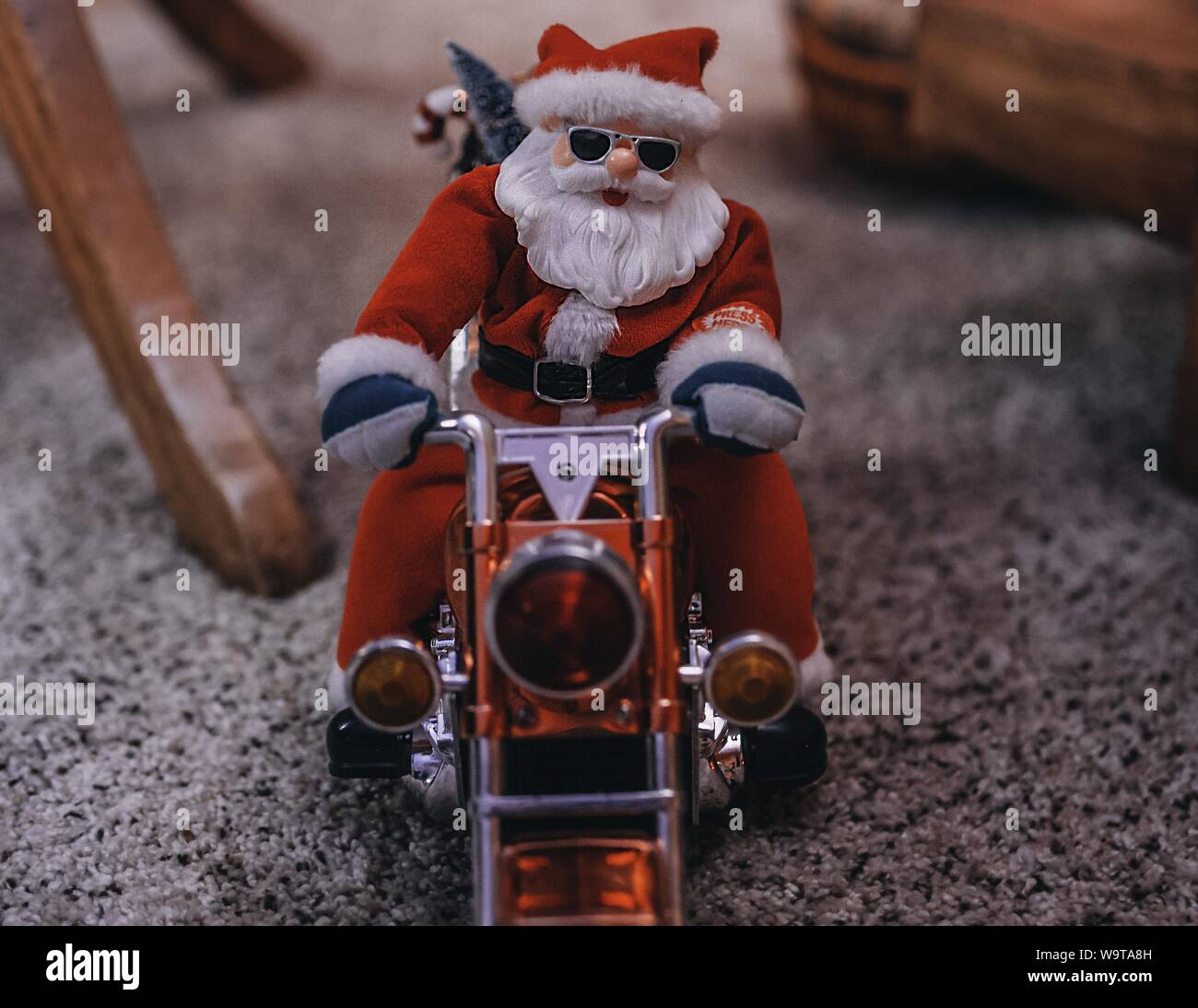 Nahaufnahme einer Weihnachtsmann-Figur auf einem Motorrad Stockfoto