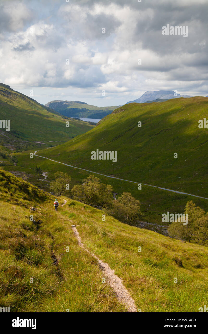 Ein Wanderer einen Stalker weg von beinn Leoid in den Highlands von Schottland. Stockfoto