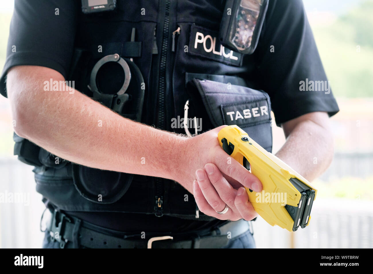 Ein Britischer Polizist mit einem Axon taser X2 elektrische Waffe oder Elektroschocker durchgeführt. Die Taser routinemäßig erteilt Kräfte über die britische Polizei Stockfoto