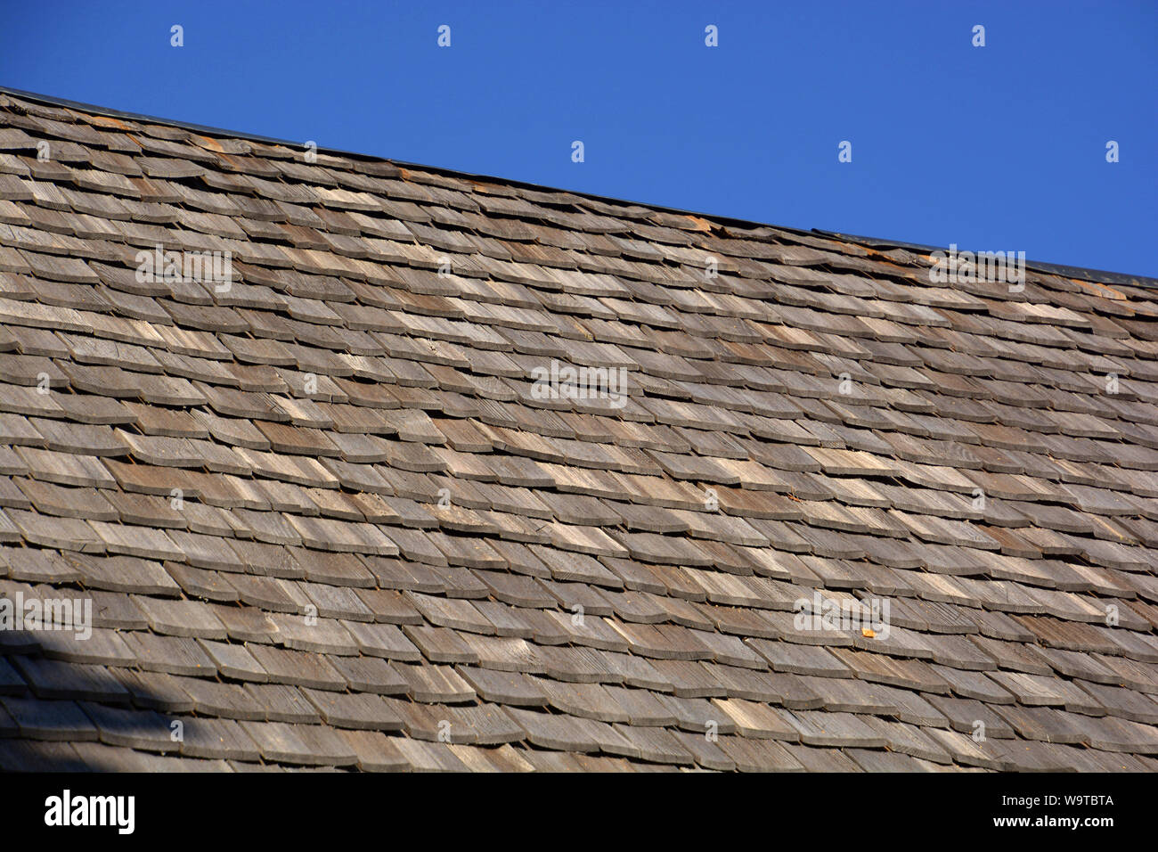 Holz Schindeln auf dem Dach eines alten Hütte in Bayern, Holz Schindeldach renoviert Stockfoto