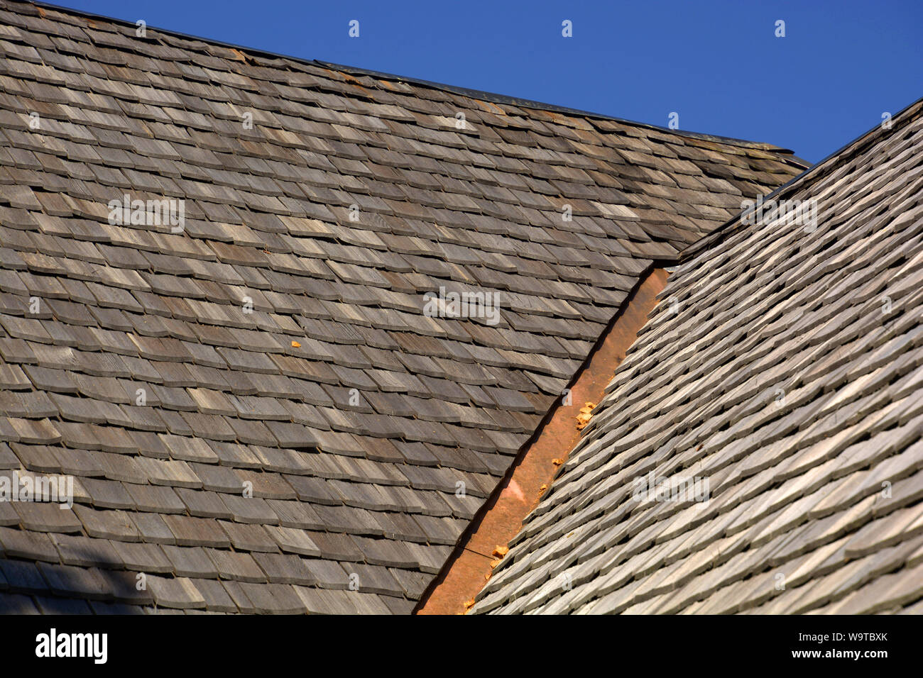 Neue Holz Schindeldach mit Dachrinnen aus Kupfer, Holz Schindeln auf dem Dach eines alten Hütte in Bayern Stockfoto