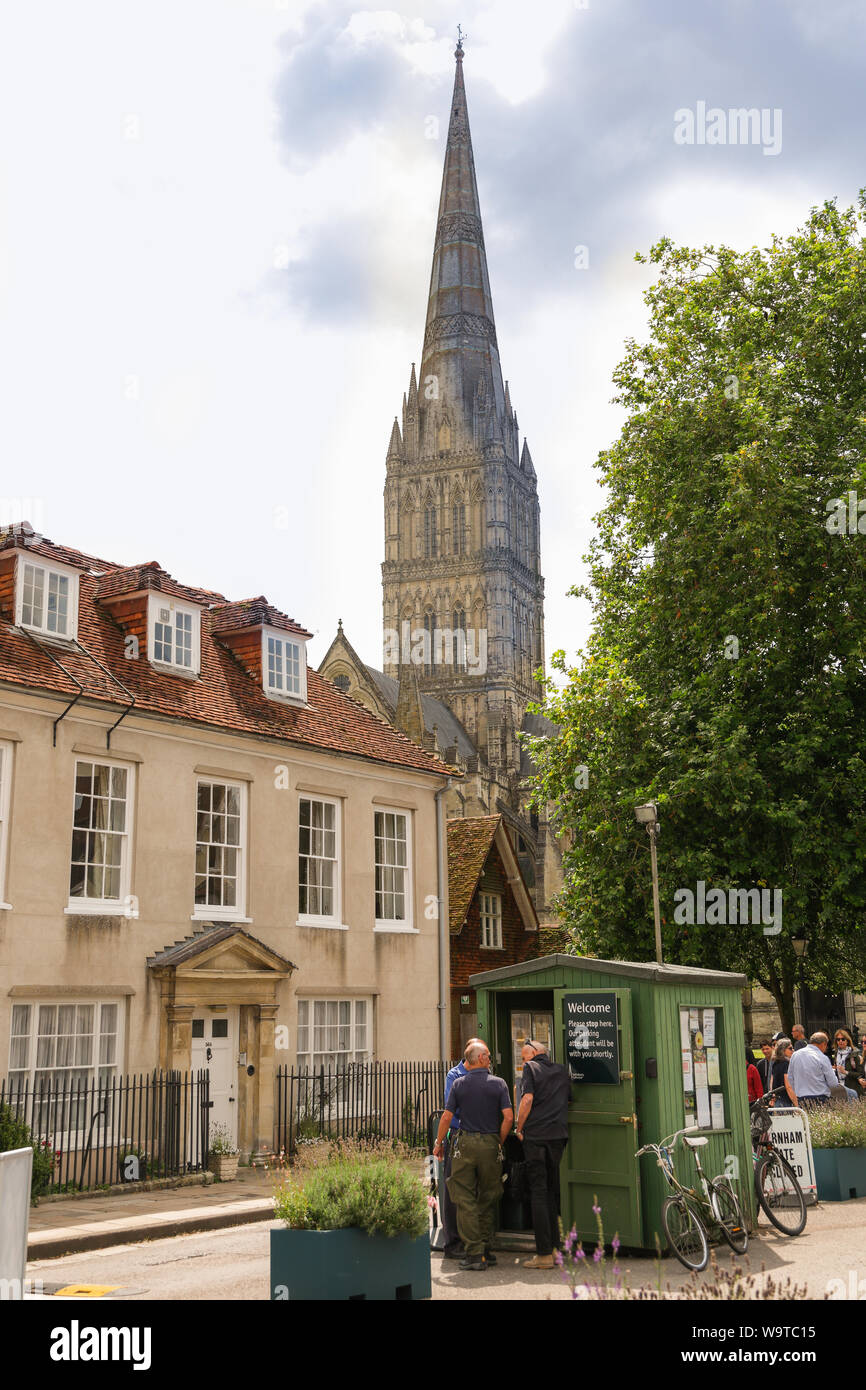 Der Ansatz für die Kathedrale von Salisbury mit dem Auto parkbetreuung in einer Holzhütte Stockfoto