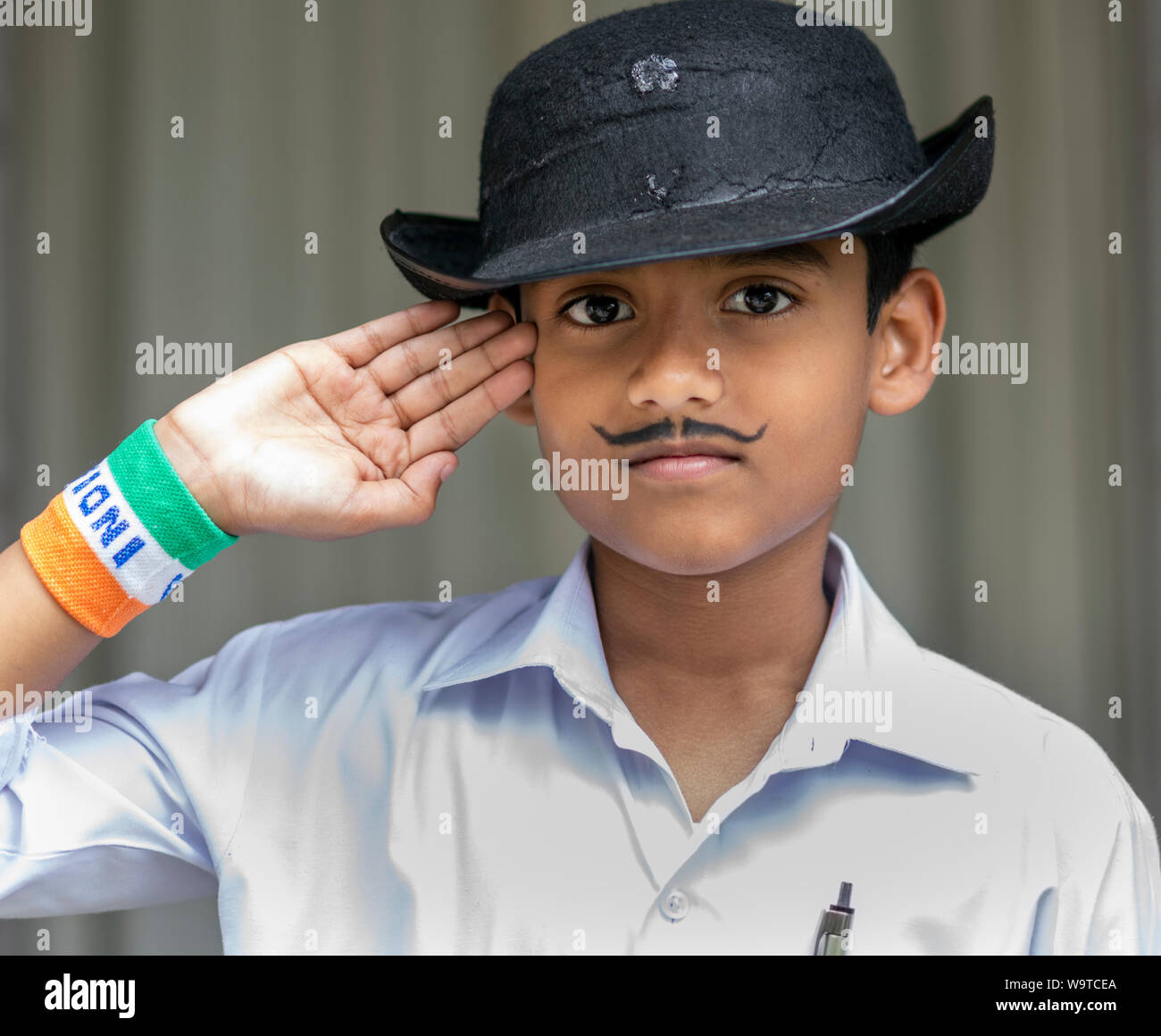 Ein 9 Jahre alter indischer Junge verkleidet als Shaheed Bhagat Singh anlässlich der Unabhängigkeit Indiens Tag, 15 August, 2019. Stockfoto