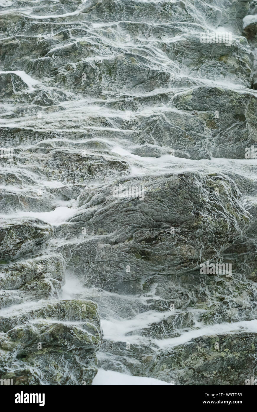 Hintergrund, Textur - Bizarr faltige Oberfläche der natürlichen alten Rock, mit Frost bedeckt Stockfoto