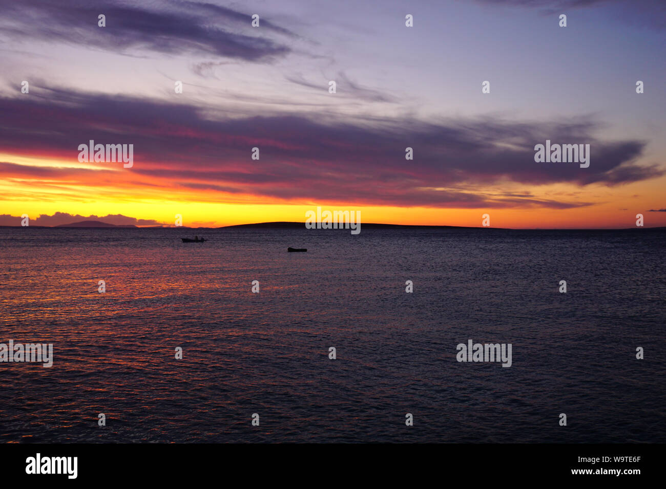 Lila und Gelb Farbe Ton dramatische Himmel über die gewellte Oberfläche in  der schönen Sommertag während die Sonne in den Sonnenuntergang fallen  Stockfotografie - Alamy