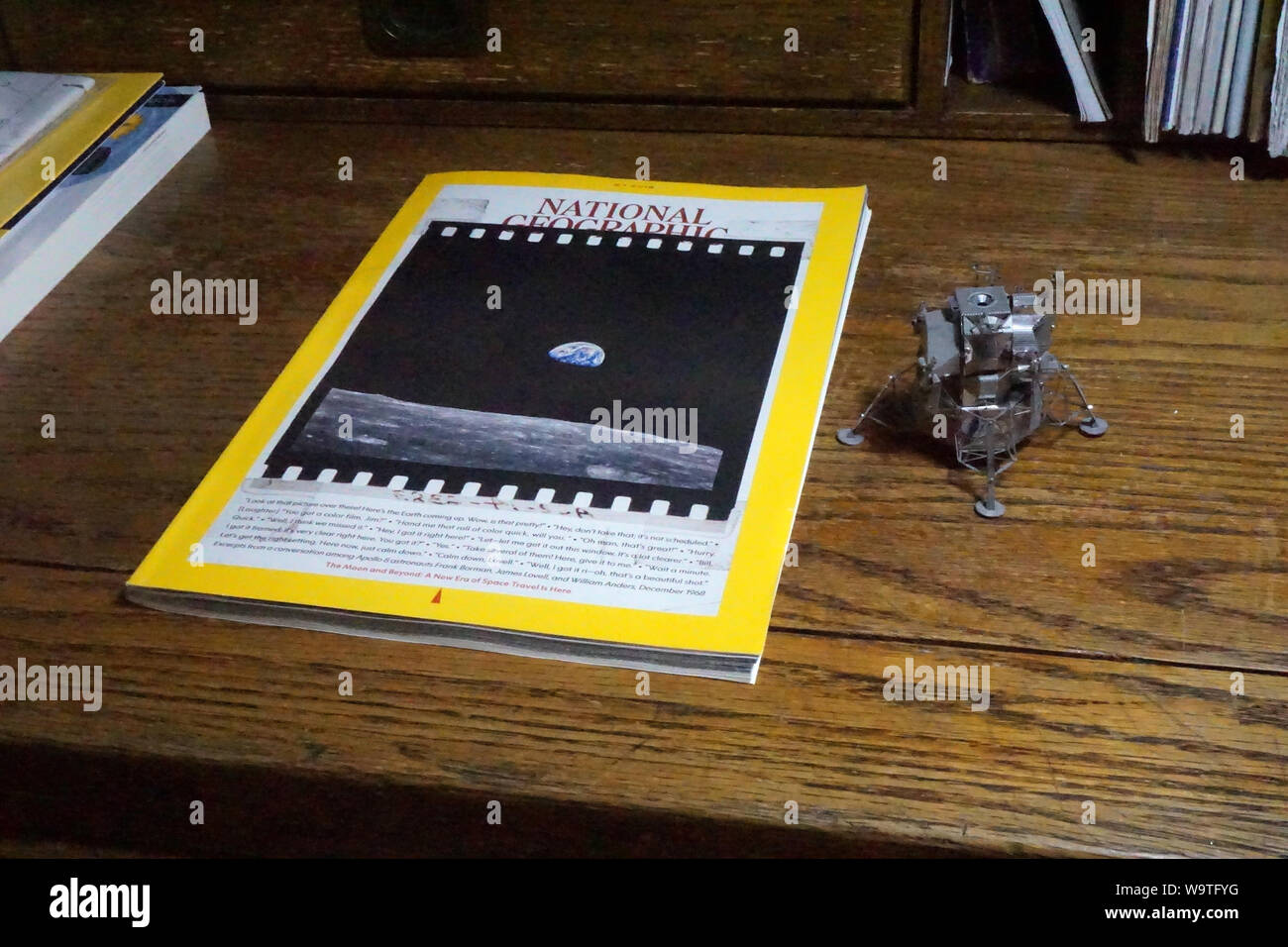 National Geographic Magazin und ein Modell des Apollo 11 Moon Lander Stockfoto