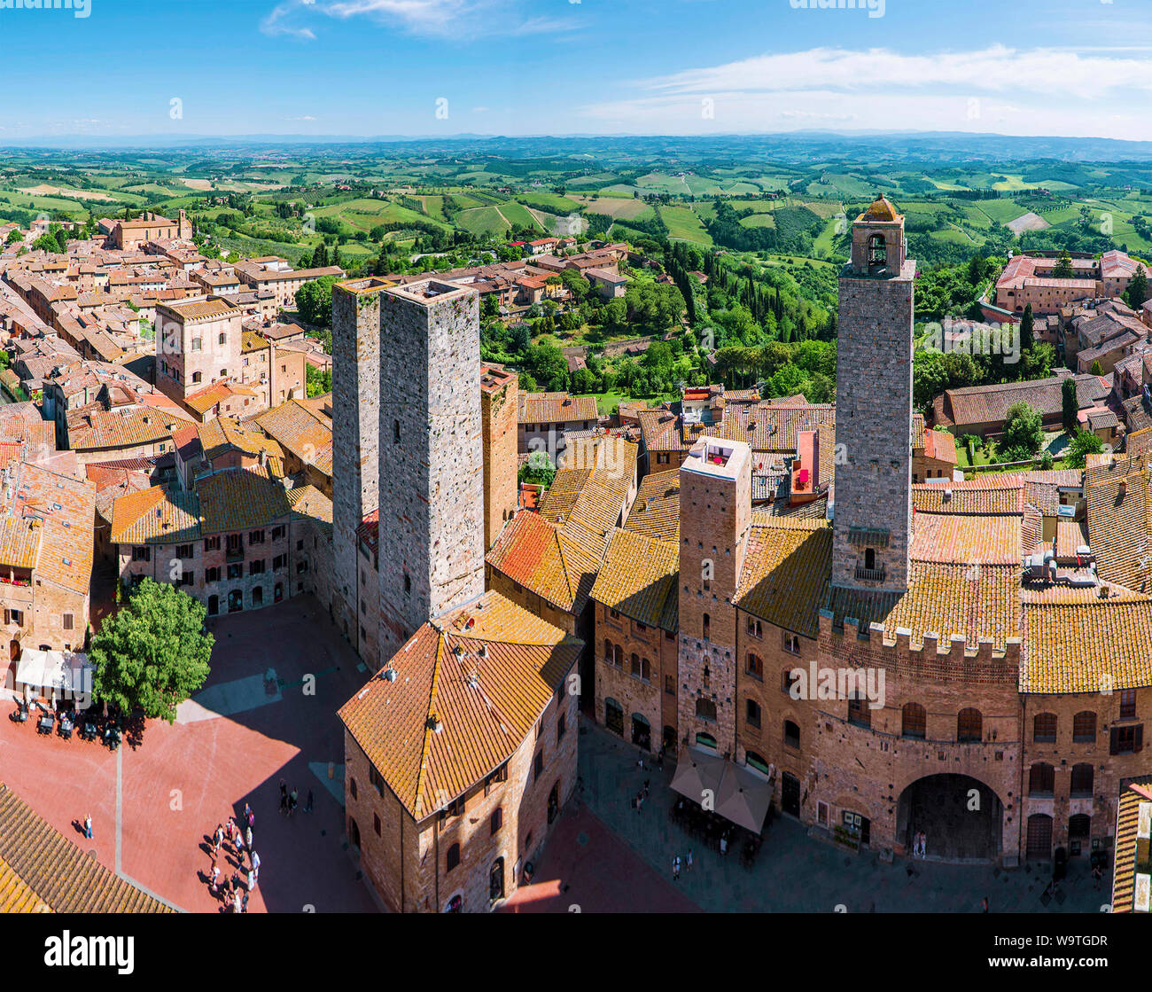 Luftaufnahme der mittelalterlichen Türme und die Skyline von San Gimignano, Toskana, Italien Stockfoto