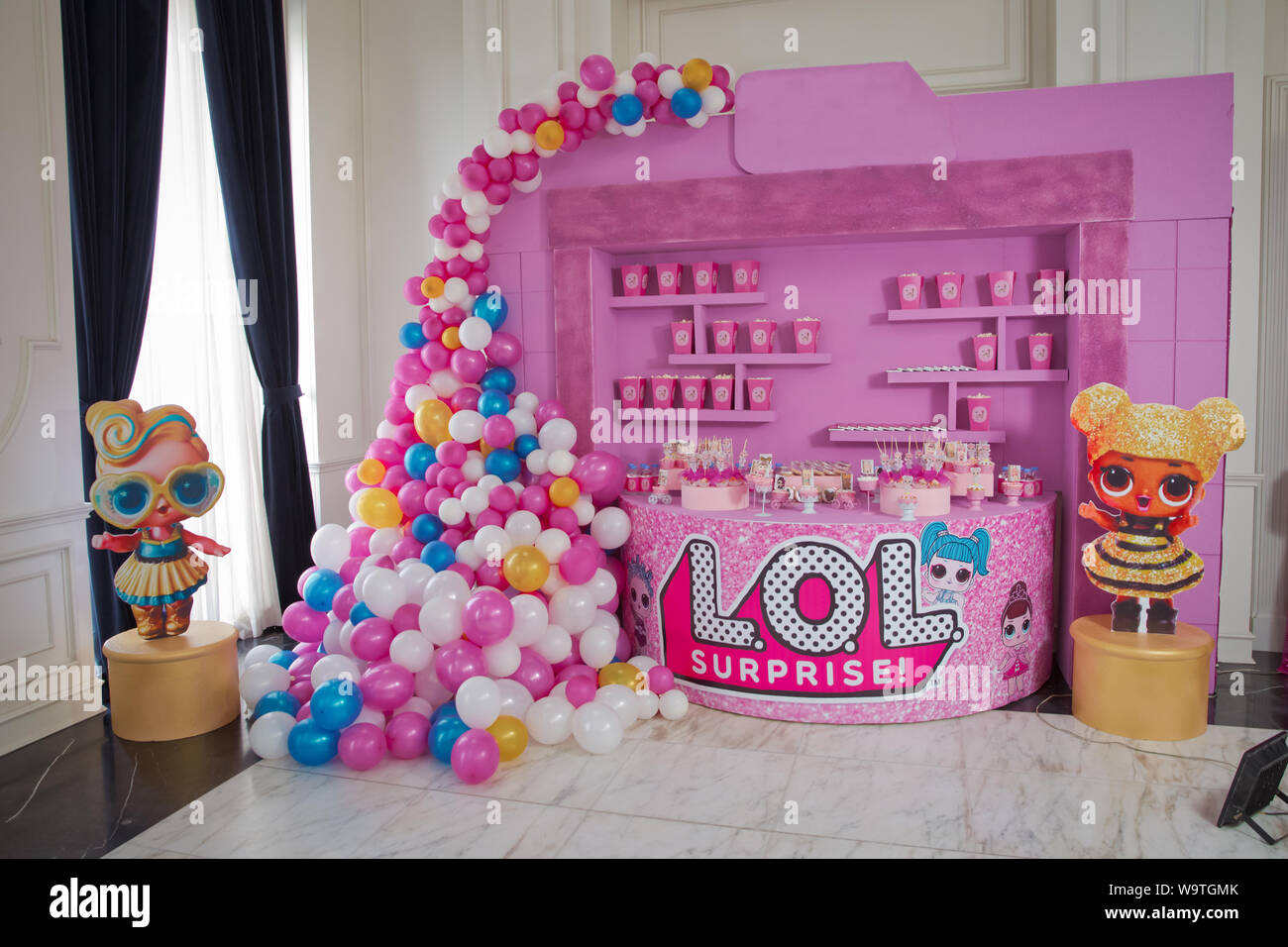 Einfache Dekoration der Babynamen mit LoL Cartoons in der Stadt von Aserbaidschan. Candy Bar lol Stockfoto