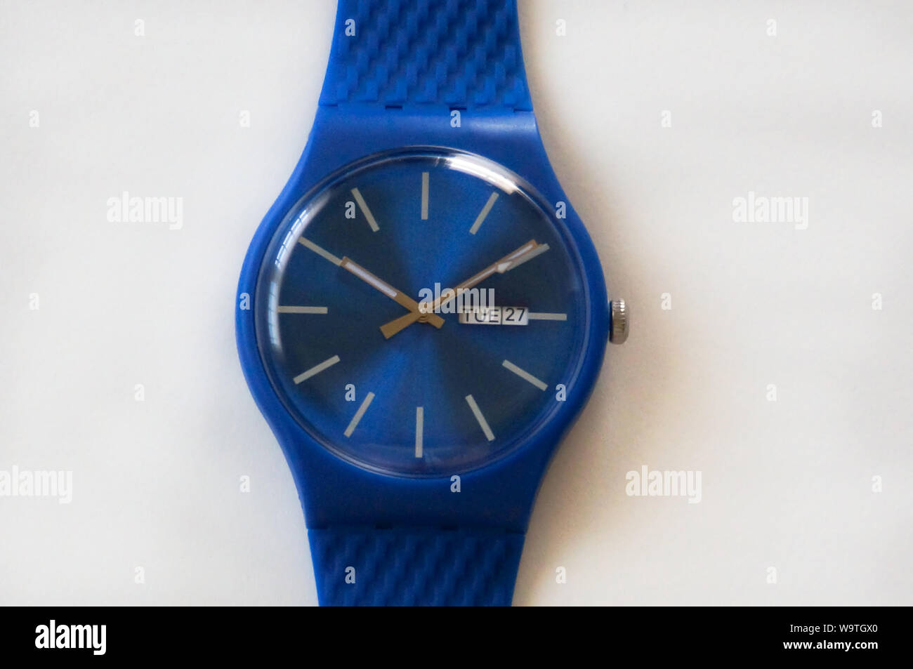 Alicante, Spanien - August, 2019: blau Gummi Swatch Uhr weißer Hintergrund Stockfoto