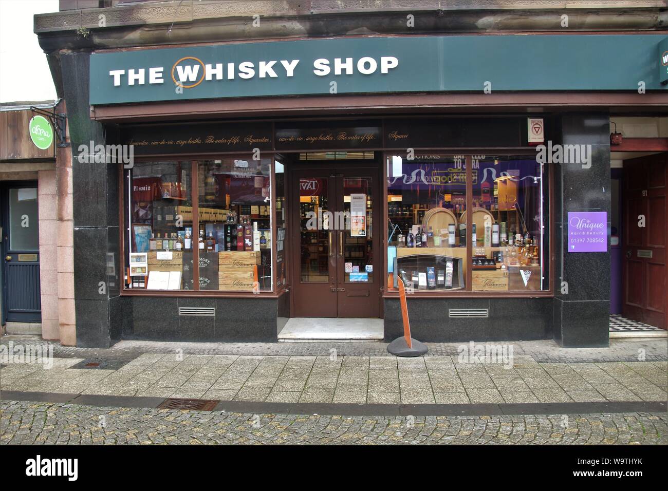 Whisky Shop in der Fußgängerzone von Fort William. West Schottland, Großbritannien, Nord-West Europa. Stockfoto