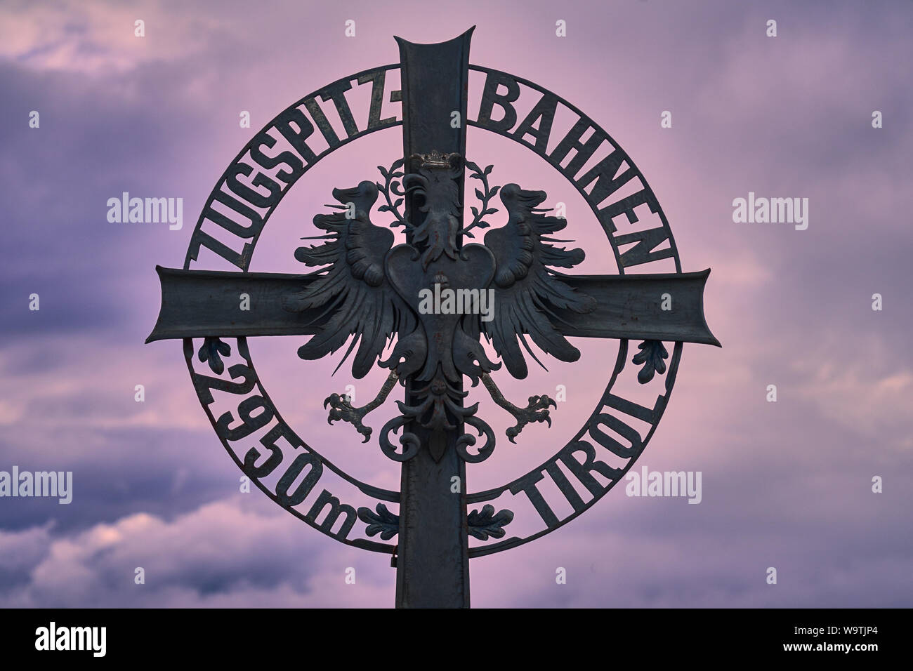 Garmisch-Partenkirchen, Bayern, Deutschland, August 9., 2019: Gipfelkreuz auf dem österreichischen Tiroler Seite der Zugspitze Stockfoto