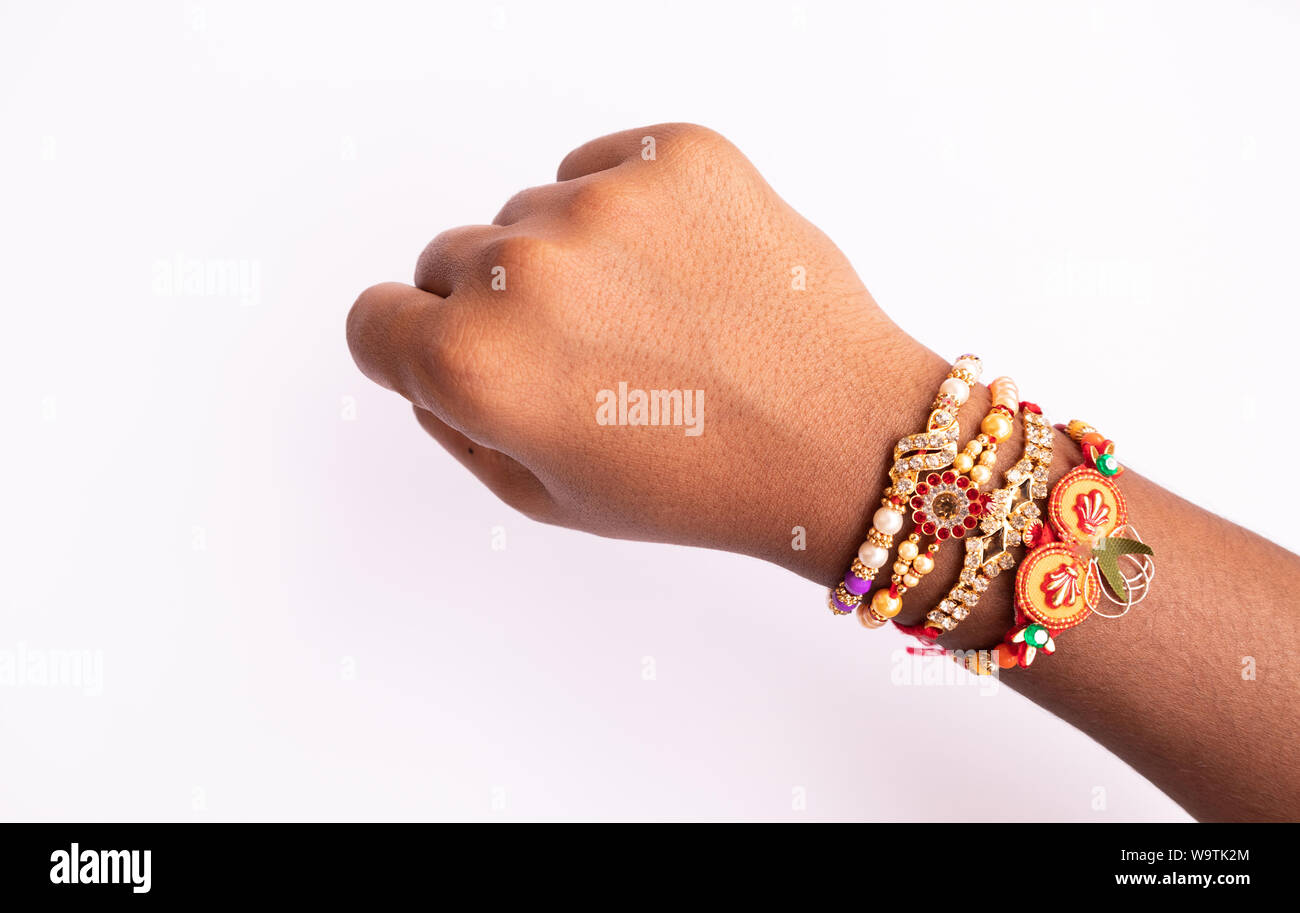 Indian festival Raksha Bandhan, Raki oder Raakhi an Hand an isolierten Hintergrund. Stockfoto