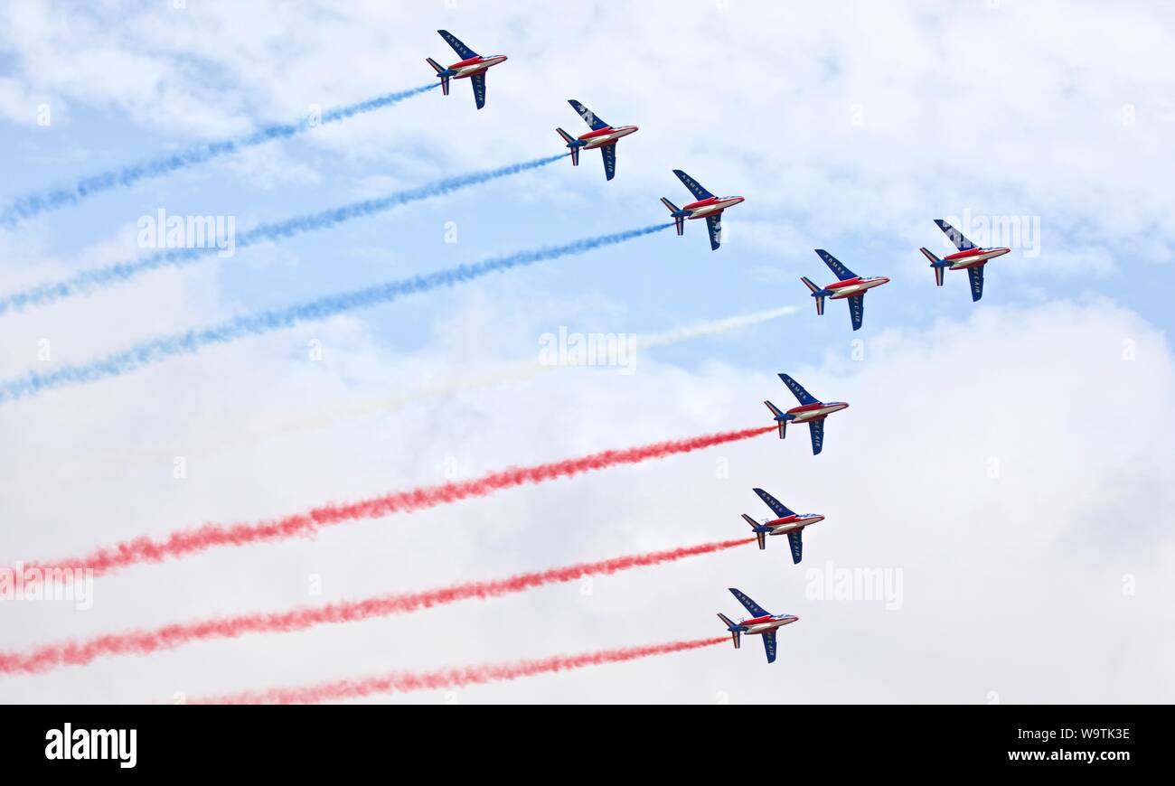 8 Alpha-Jets aus der französischen Luftwaffe Elite akrobatische Flying Team "Patrouille de France", die in der Royal International Air Tattoo 2019 Stockfoto