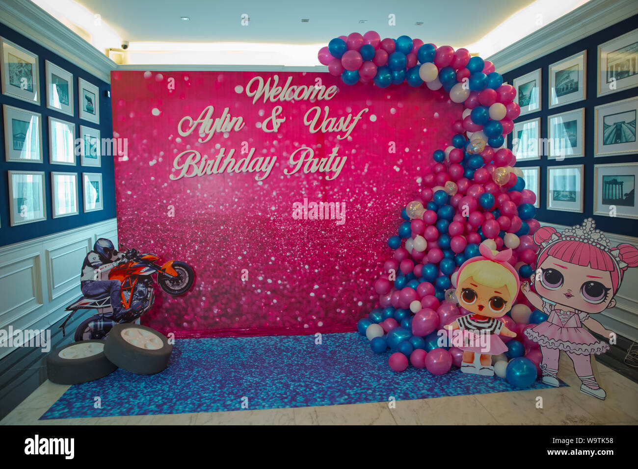 Baku, Aserbaidschan - 31.07.2018: einfache Dekoration der Babynamen mit LoL Cartoons in der Stadt von Aserbaidschan. Candy Bar lol und Motorrad. Geburtstag Par Stockfoto