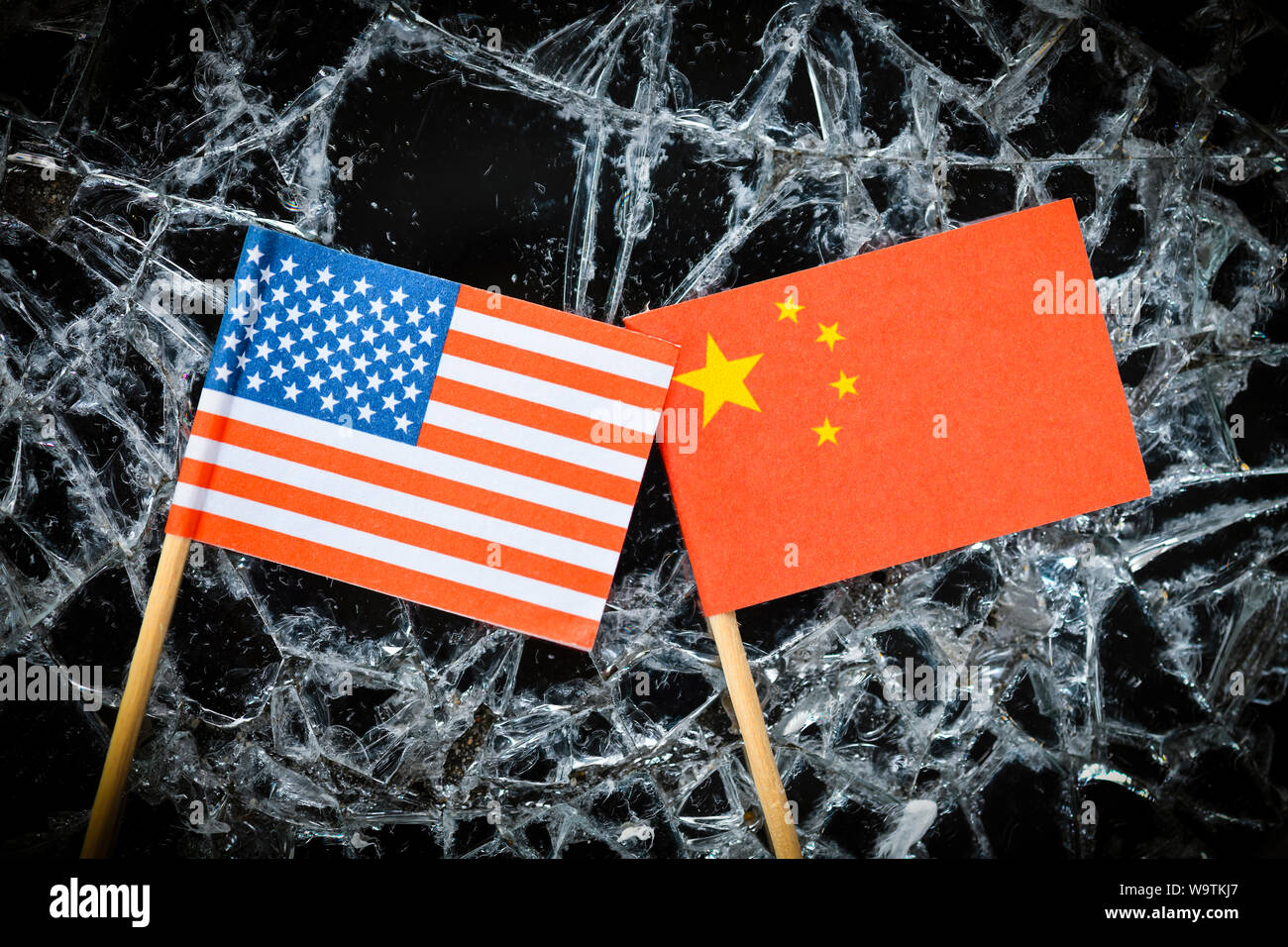 Flaggen der USA und China auf Glasscherben, Handelskrieg Stockfoto
