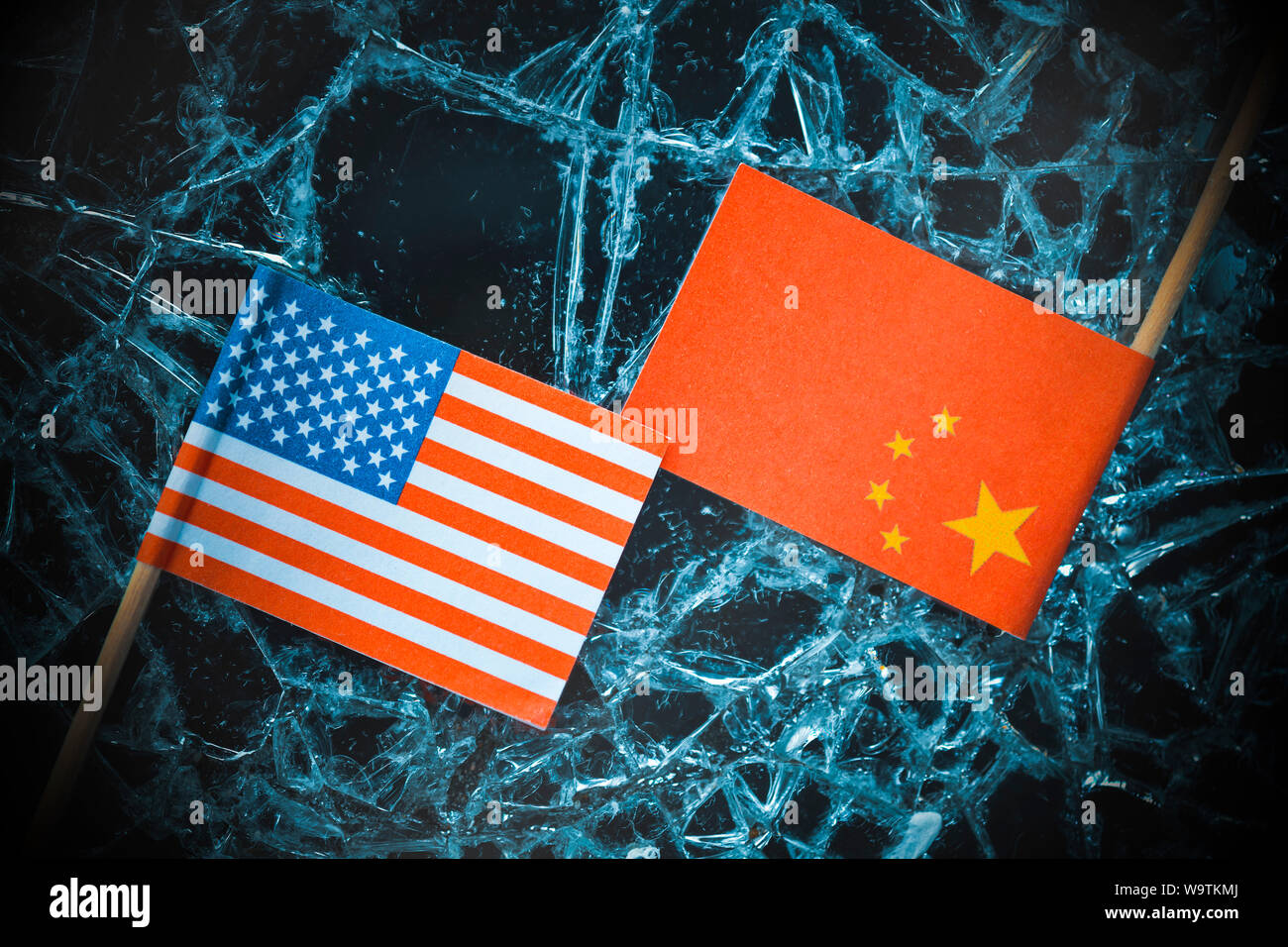 Flaggen der USA und China auf Glasscherben, Handelskrieg Stockfoto