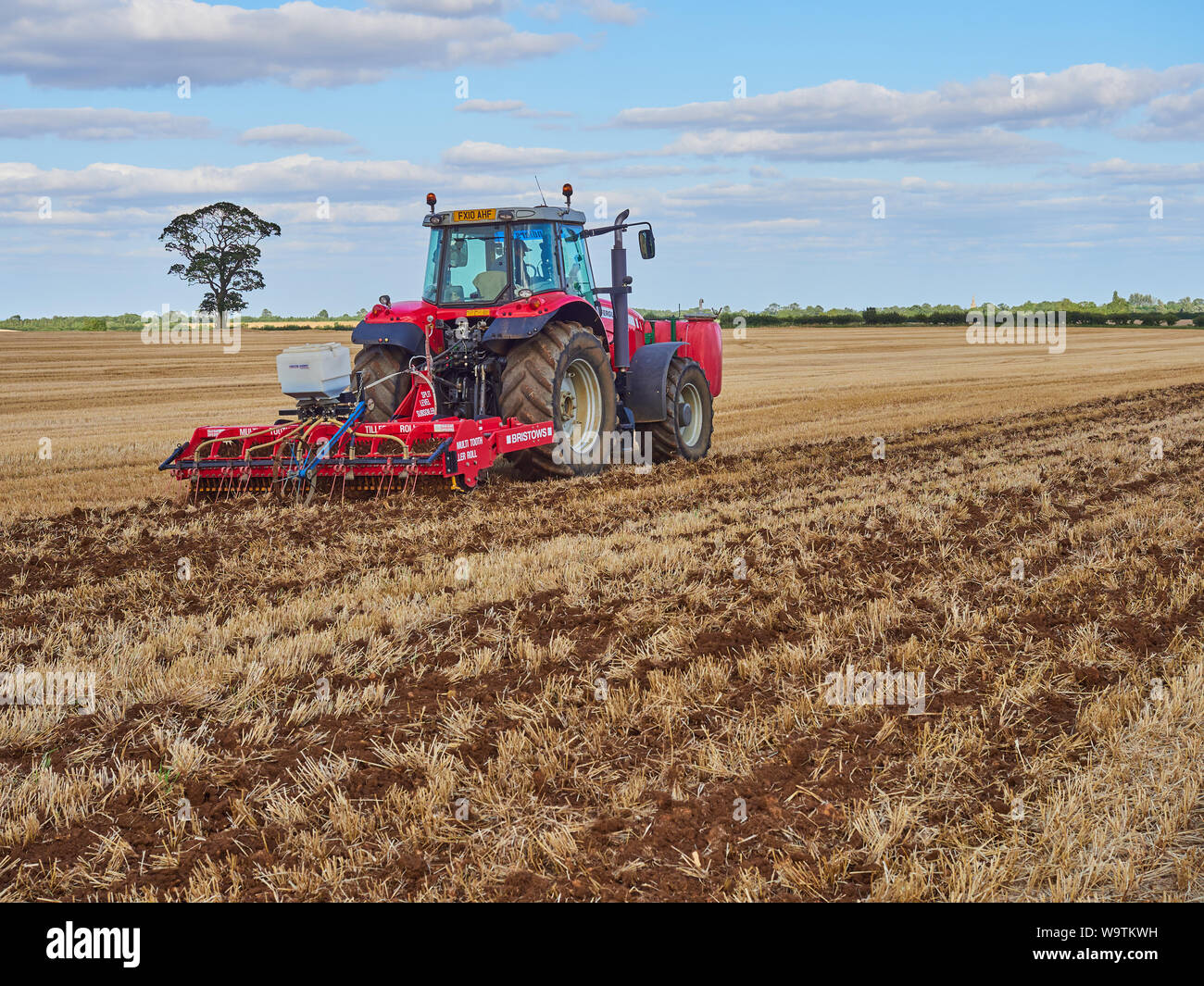 Massey Ferguson 6490 Traktor mit einem tiefgrubber und vorderen Tank Aussaat Raps und gleichzeitig präzise Anwendung eines flüssigen starter Dünger montiert Stockfoto