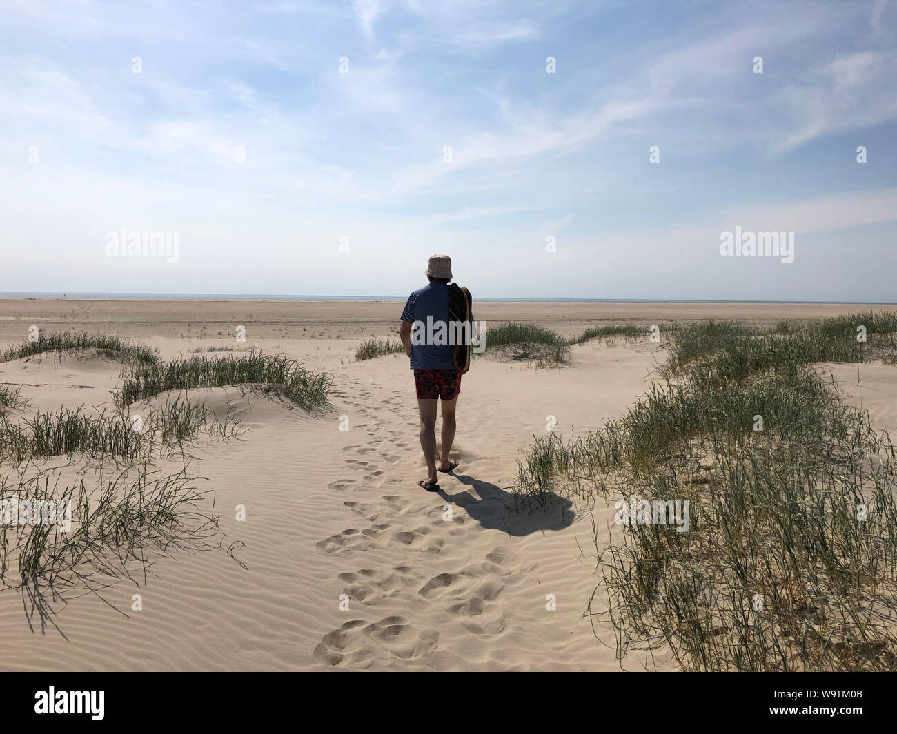 Man Walking am Strand, Fanø, Dänemark Stockfoto