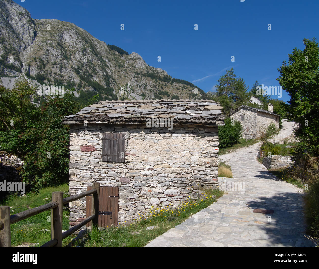 Verstecktes Juwel in der Garfagnana, Italien: Campocatino in den Apuanischen Alpen, aka Vagli Sotto. 1000 MAMSL Es war ein Dorf für die Hirten in der Nähe ihrer Sommer weiden. Stockfoto