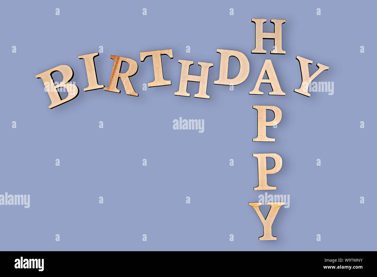 Happy Birthday mit Holz Buchstaben auf blauem Hintergrund geschrieben Stockfoto