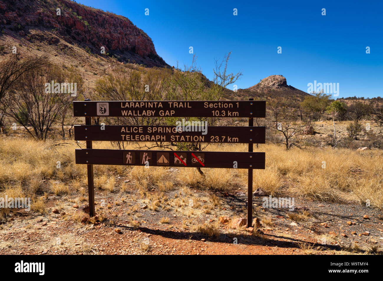 Larapinta Trail Zeichen an Simpson's Gap, Zentral Australien, Northern Territory, Australien Stockfoto