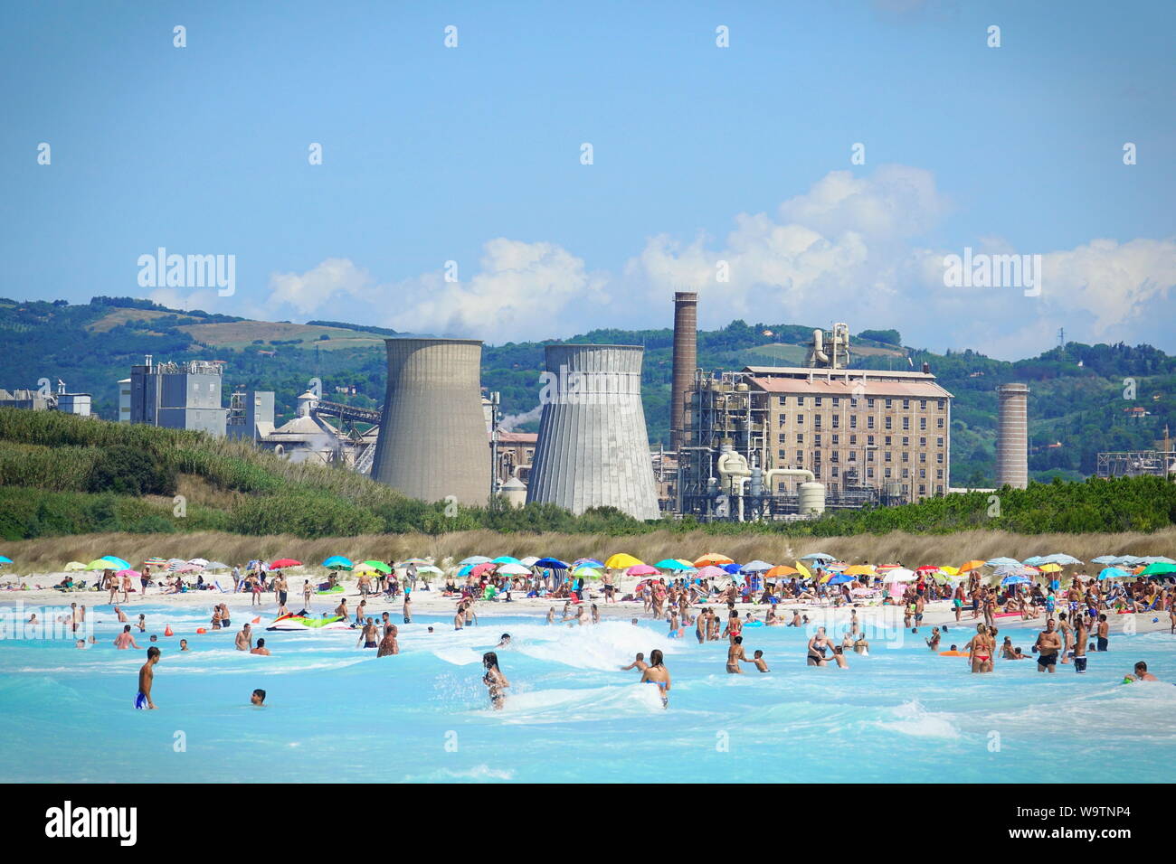 Die weißen Strände gehören zu den am stärksten verschmutzten in Italien. Rosignano, Toskana Italien - August 2019 Stockfoto