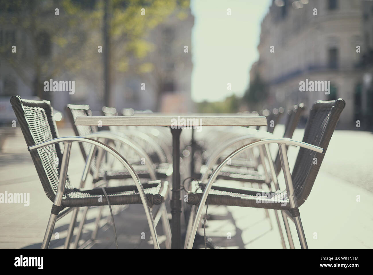 Leere Stühle und Tische in einer Stadt, Straße, Frankreich Stockfoto