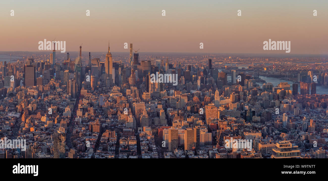 Ein Panorama Bild von New York wie aus der Einen Welt Sternwarte bei Sonnenuntergang gesehen. Stockfoto